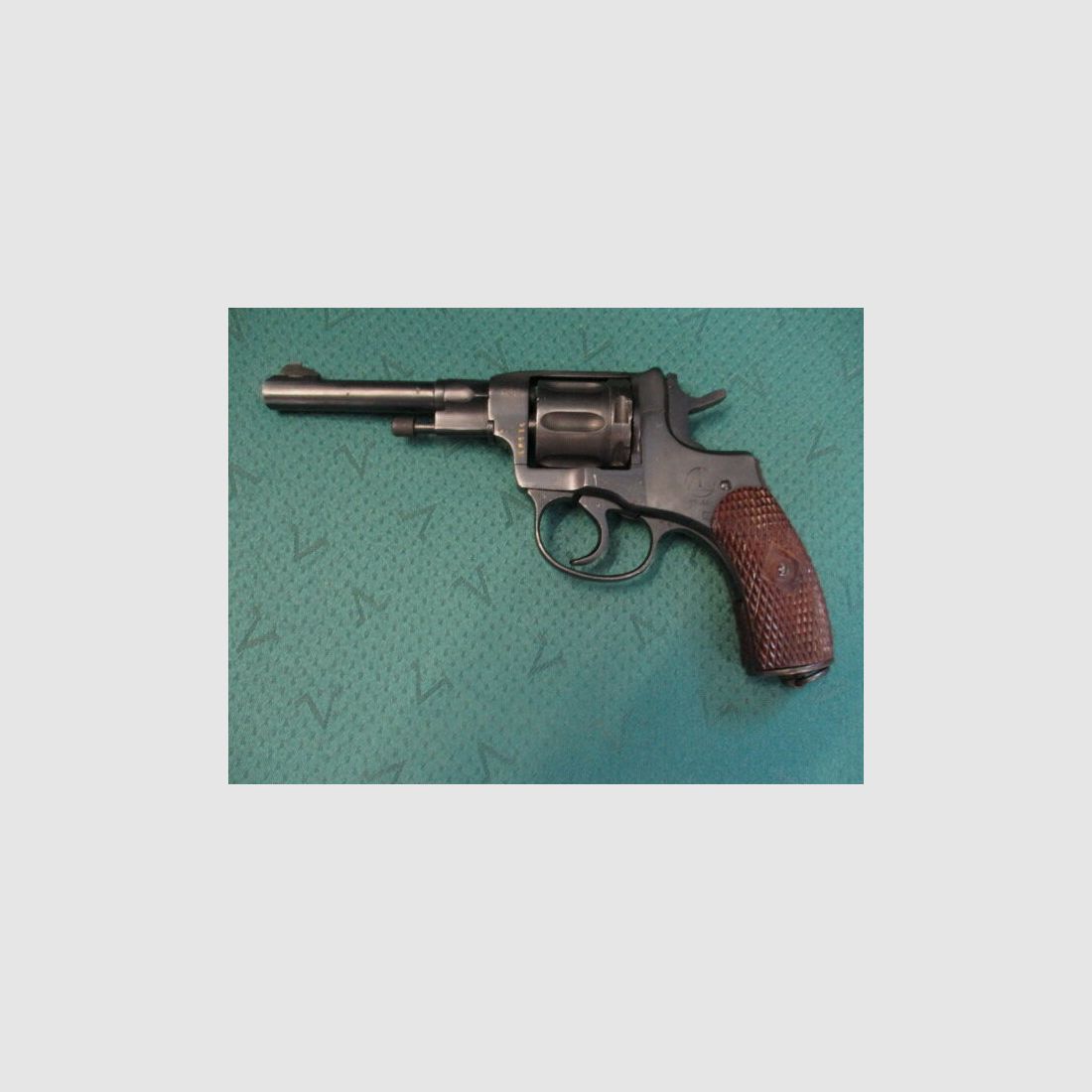 Revolver Nagant Baujahr 1944, Lauf spiegelblank, mit Holster und Fangriemen