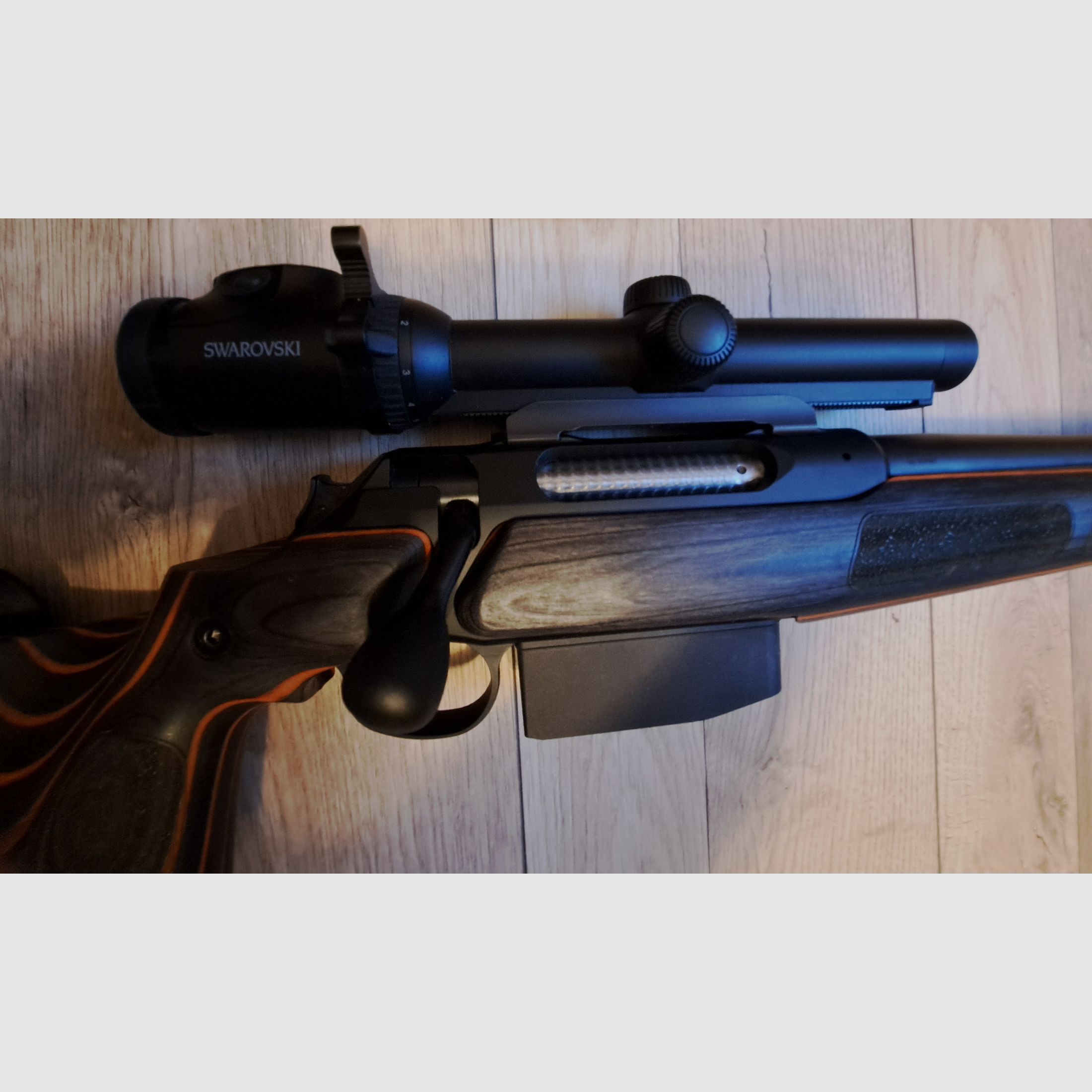 SAUER 404 im KKC Schaft schwarz/orange 9,3 x 62 Mündungsgewinde Swarovski  Z6i
