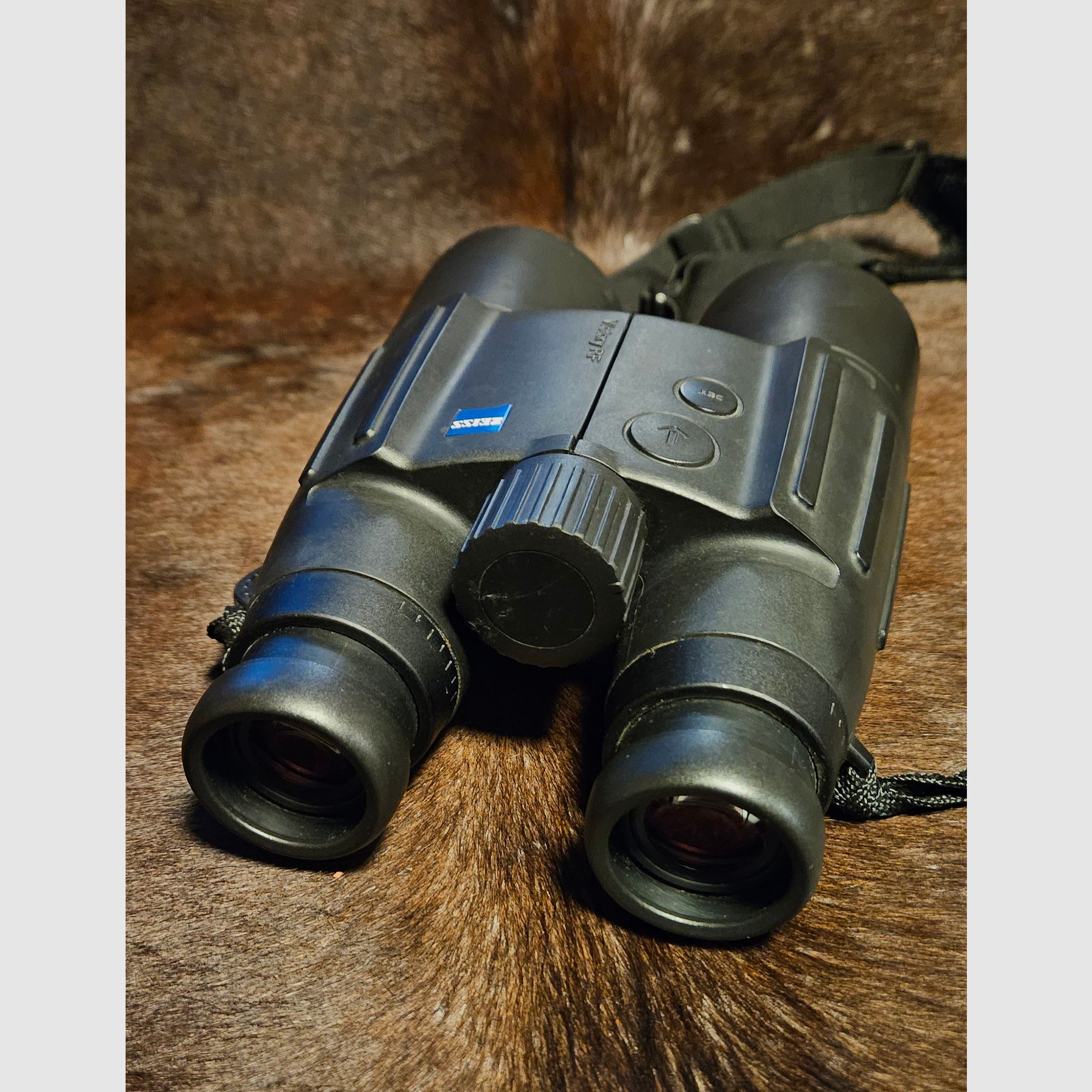 ZEISS Victory 10x56 T RF - Fernglas mit Entfernungsmesser - mit umfangreichem Zubehör
