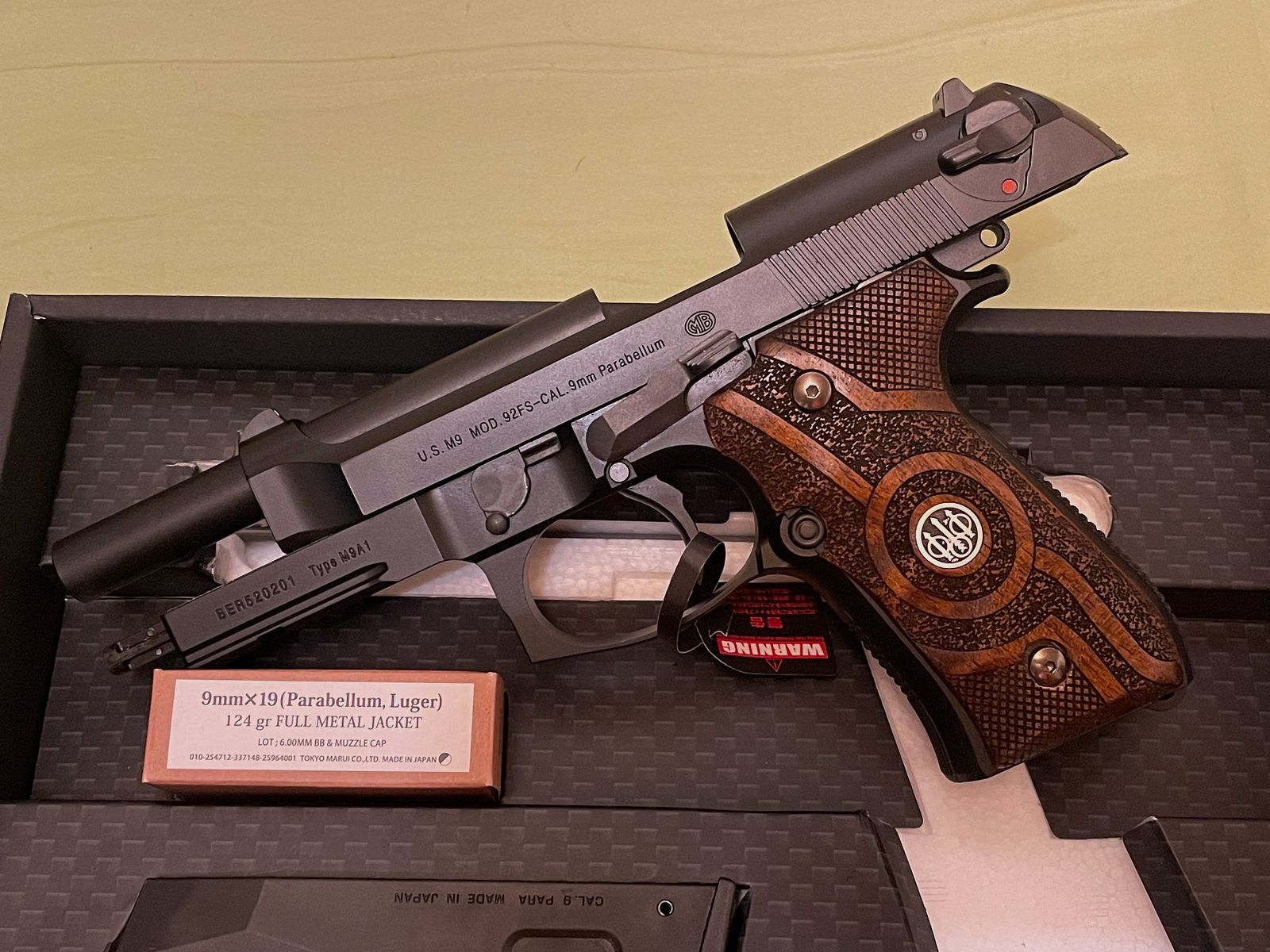 Tokyo Marui Beretta M9A1 Airsoft / Softair mit Echtholzgriffen (Neuwertig)