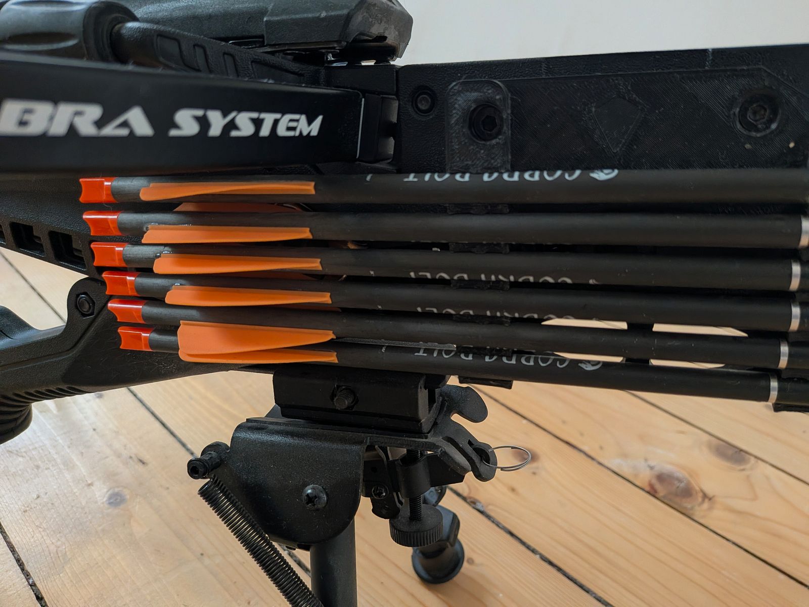 EK Archery Cobra R10 RX (130 lbs) inkl. 24 Deep Penetration Bolzen – jak nowy