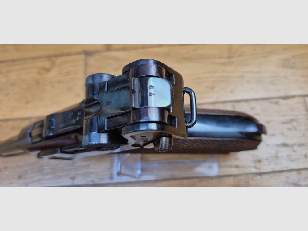 Wunderschöner und atypischer Luger P08 – Herstellung Erfurt 1916 – Waffe 100% einheitlich nummeriert – Wunderschöne professionelle Brünierung – Mechanik mehr als ausgezeichnet – Ästhetik hervorragend – Lauf ausgezeichnet, nahezu neu – Wunderschöner Luger, symbolisch für die Geschichte! – TBE++, Bild 8 von 25