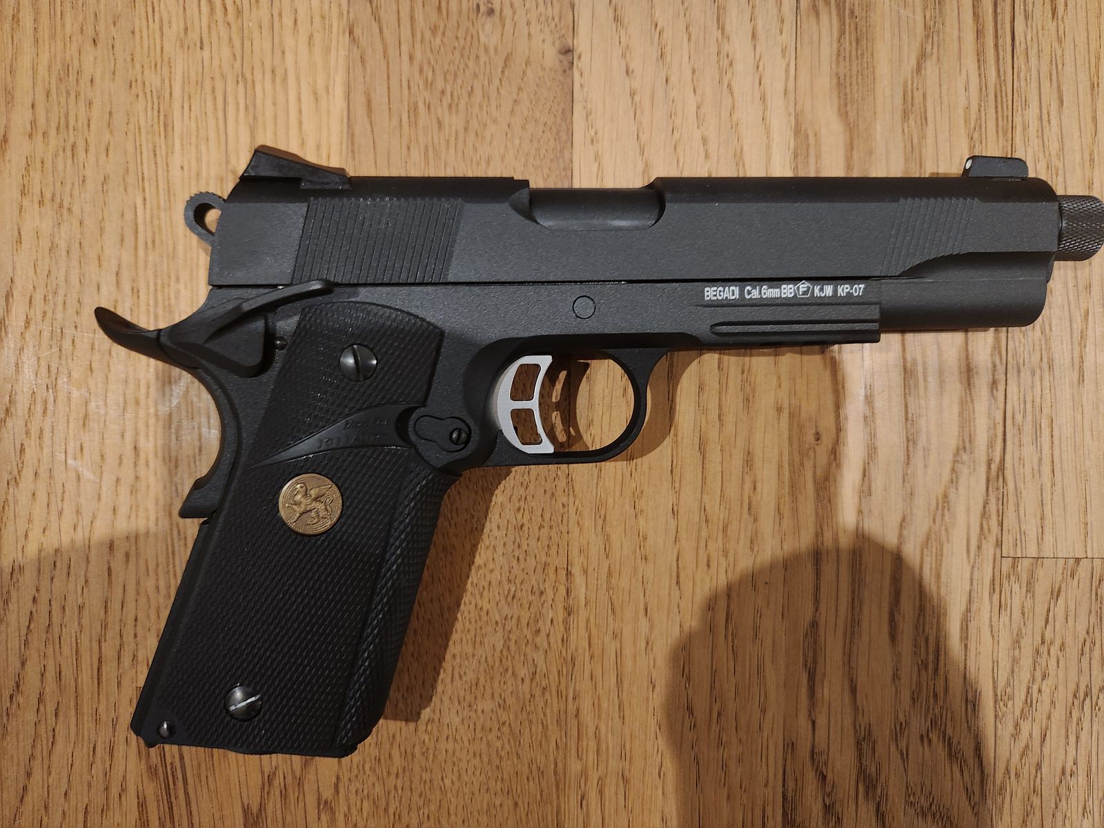 Airsoft Komplettset: Airsoftpistole aus Stahl mit Rückstoß und vollständigem Zubehör zu verkaufen.