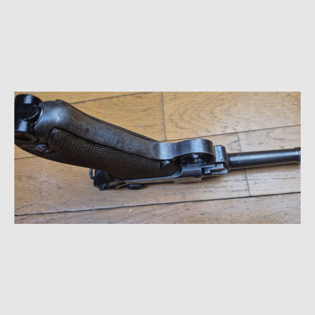Pistole Luger P08 – Code « BYF » für eine Mauser-Fertigung von 1942 – Waffe 100% mono-nummeriert umnummeriert – Neu brüniert und Code 42 nachgraviert – Guter mechanischer Zustand und hervorragender Lauf – Wieder geprüft in Ulm 1976 – Modernes Magazin – BE+/TBE-, Bild 9 von 24