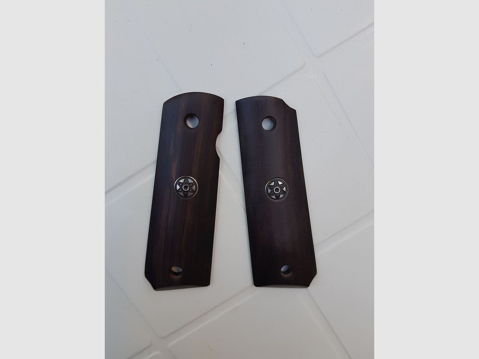 Griffschalen der Colt 1911 oder ME Sport 1911, siehe Bild. 