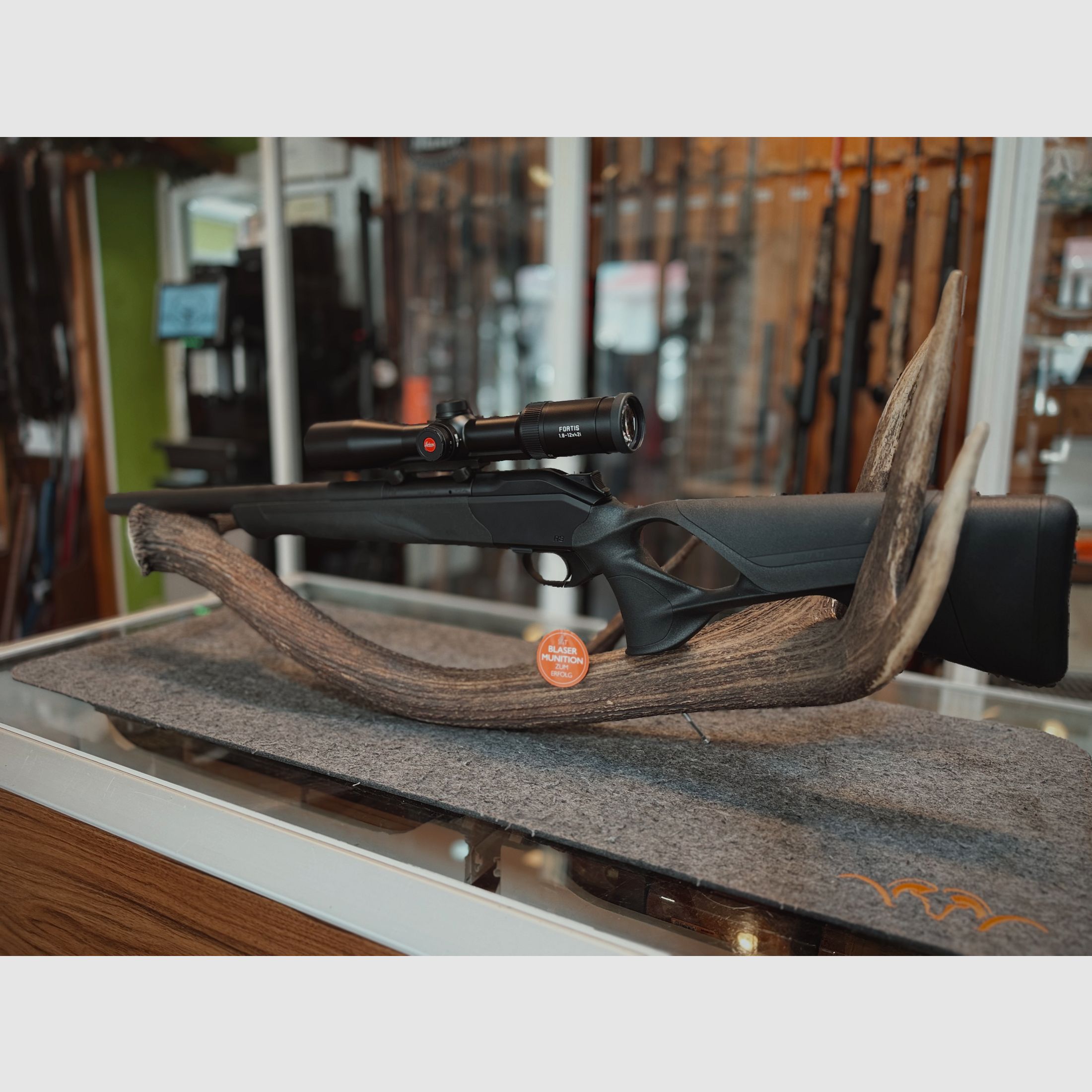 R8 Ultimate Silence .300BLACKOUT Black Edition incl. Leica Fortis 1.8-12X42 and saddle mount