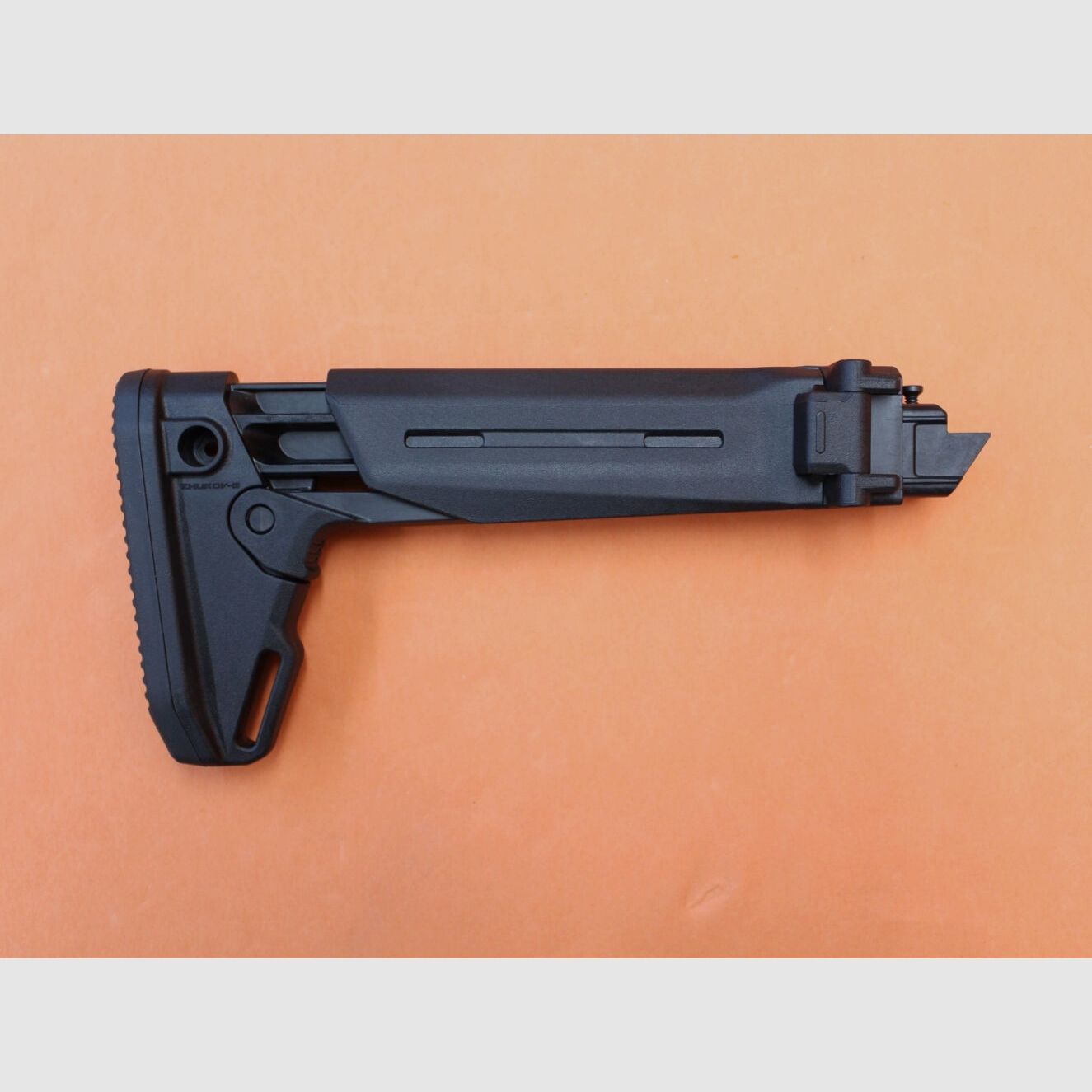 Magpul Kalashnikov AKM: Culata Zhukov-S Magpul (MAG585-BLK) Polímero Negro con soporte lateral plegable