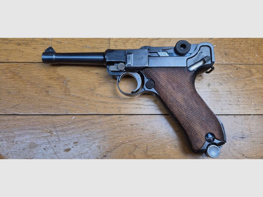 Sehr seltener und schöner Luger P08 Polizeipistole – Weimarer Zeit – Sonderanfertigung DMW von 1920 bis 1921 Polizei /Armee – Eine der 45.000 neu produzierten sogenannten „Alphabet DWM“ – Seltene Abzugssicherung „Schywie“ nach 1933 – Vollständig monomatrikuliert außer Magazin – Sehr schöne Mechanik und Ästhetik – Sehr guter Lauf – Seltenheitszustand und von großer Seltenheit – TBE+/TBE++, Bild 3 von 24