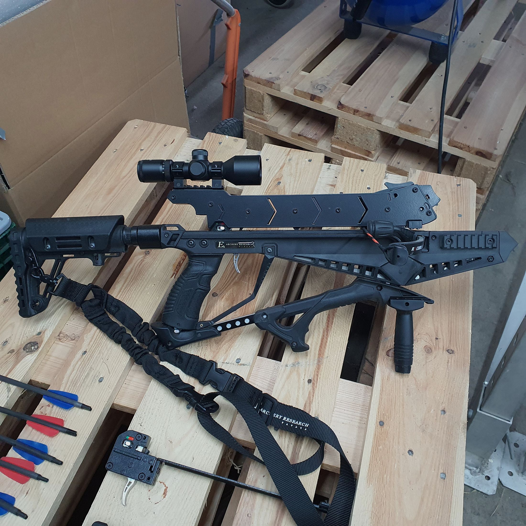 Taktische Repetierarmbrust Cobra Adder, 130 lbs, 7 Schuss Magazin und viel Zubehör.