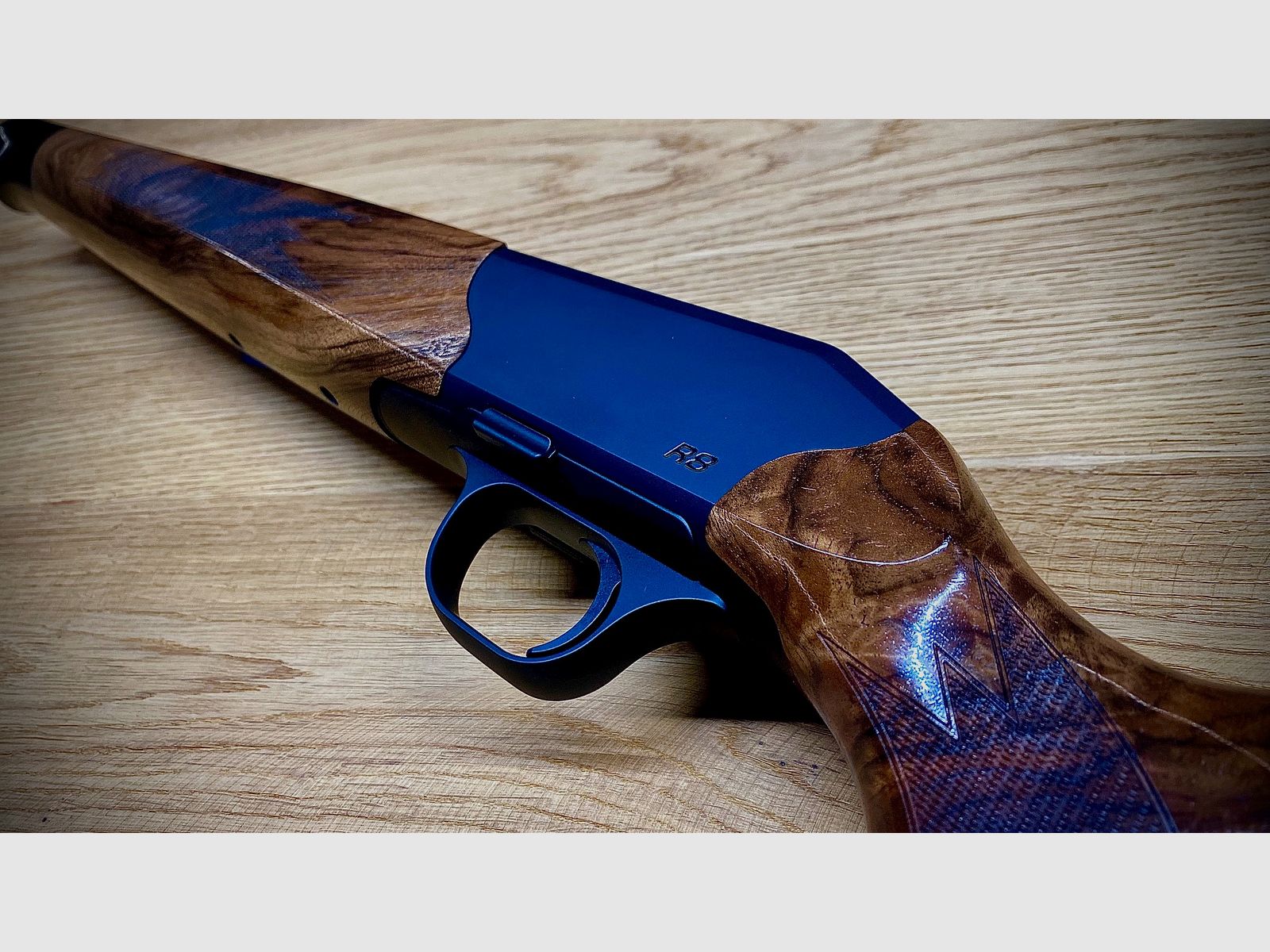 Blaser R8 Schaft / Holzklasse 7 / Bayrische Doppelfalzbacke / glänzendes Finish / Logo Schwarz