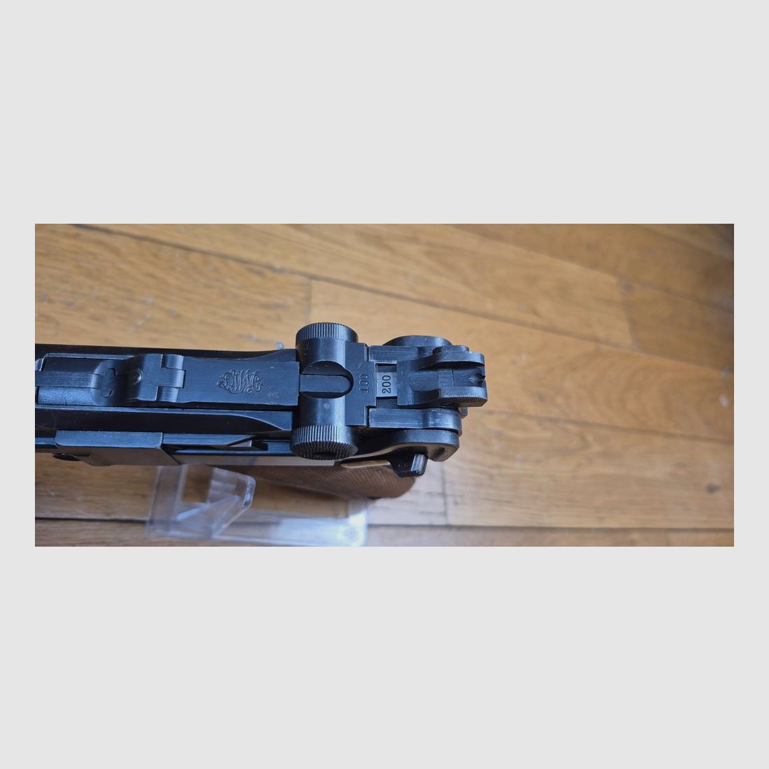Exceptionnel Pistolet Luger P04 de Marine – Empire allemand 1ière Guerre mondiale – Arme de la 5° livraison de 8.000 armes en 1916-1917 – Cal. 9×19 – Arme en état d&rsquo;exception mono-matricule jusqu&rsquo;au chargeur inclus – Un des 34.000 P04 en tout – Excellent état mécanique – État esthétique superbe – Tout dernier modèle de la DMW en 1917 – Pièce très rare et summum de collection – TBE+++, image 21 sur 29
