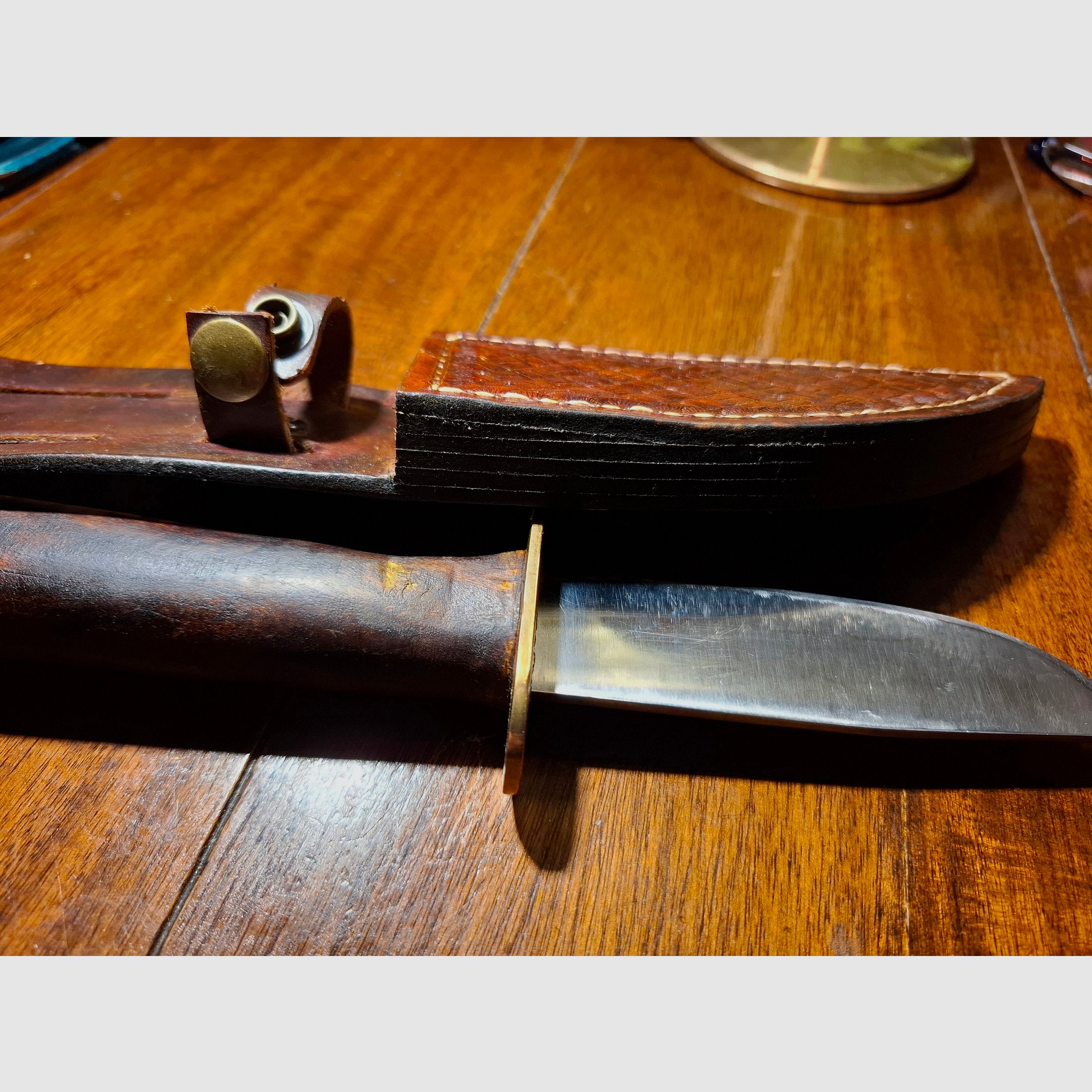 Handgearbeitetes Jagdmesser mit Scheide