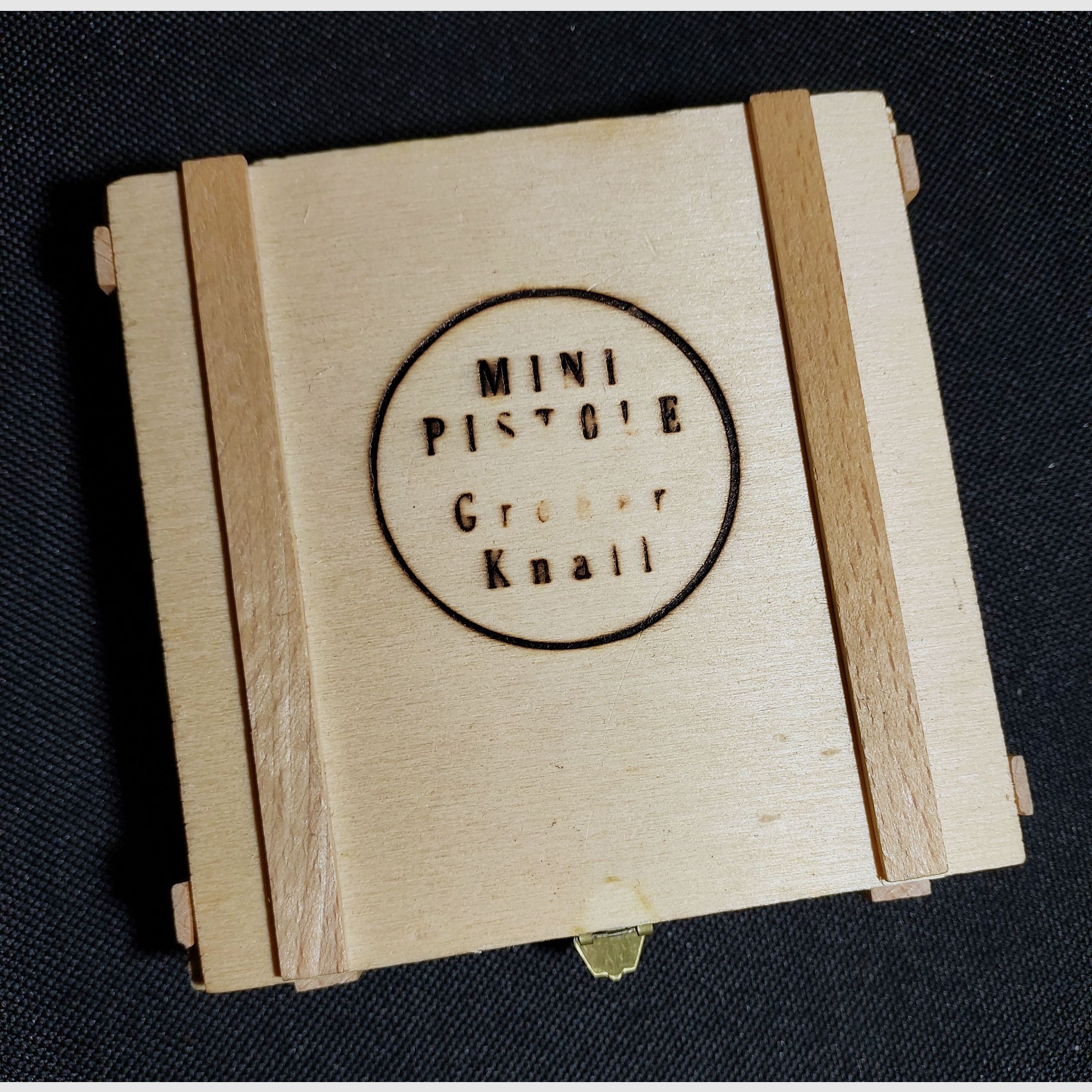 Berloque Mini Pistola originale nichelata inclusa di capsule esplosive e stelle luminose in scatola di legno calibro 2 mm (P18)