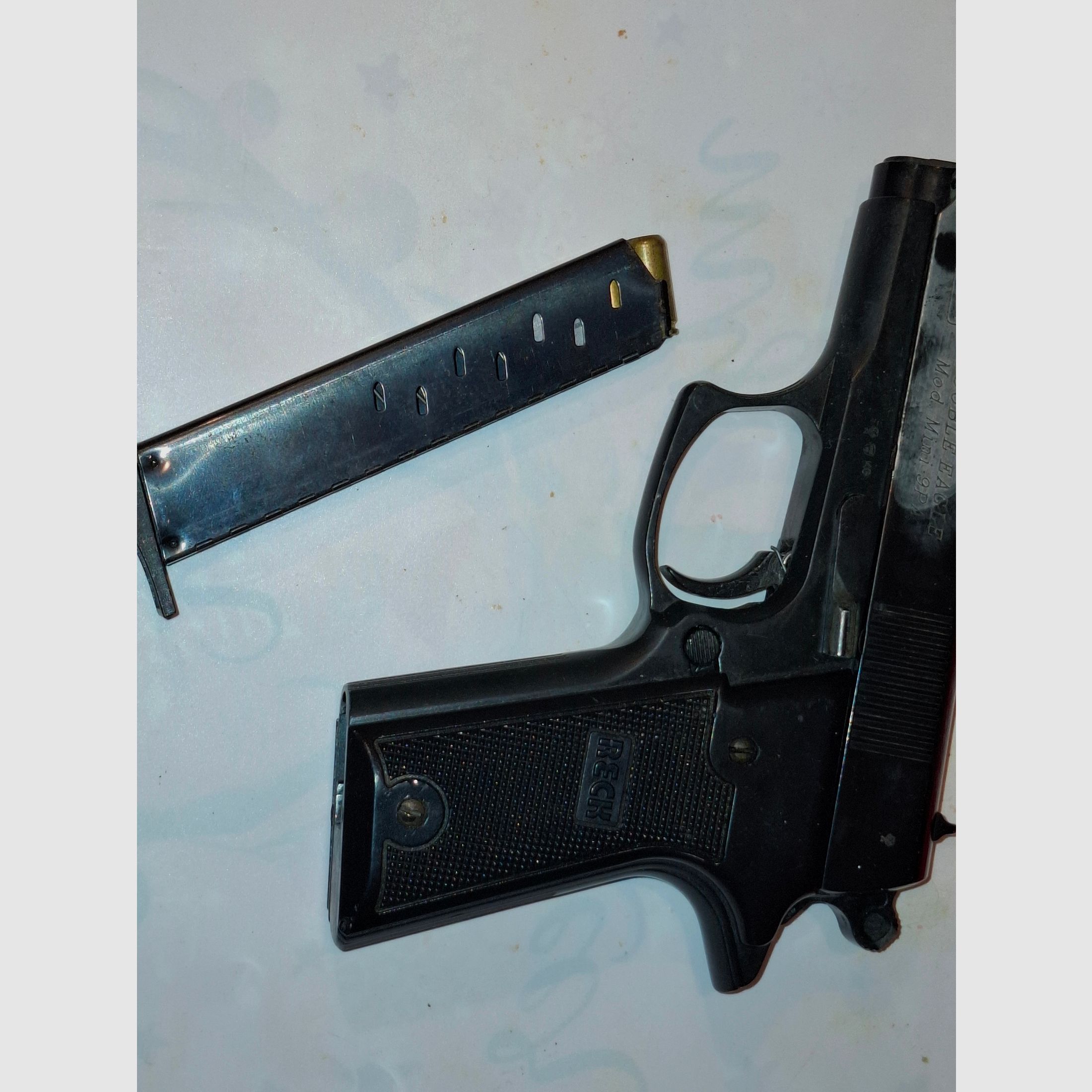 4 pistolets/ revolvers à blanc