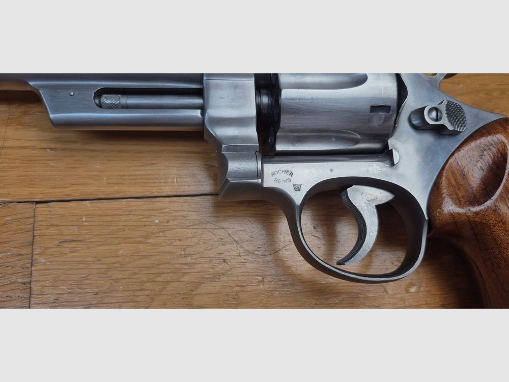 Sehr schöner und seltener Revolver Smith&Wesson Modell 28-2, genannt „Highway Patrolman“ – Waffe der Autobahnpolizisten der 60er-80er Jahre – Kaliber 357mag / 38sp – Waffe von 1979 – Seltene satinierte Nickeloberfläche – Qualität „Pinned and Recessed“ – Sehr guter mechanischer und ästhetischer Zustand – Ausgezeichneter 6-Zoll-Lauf – TBE+, Bild 20 von 23