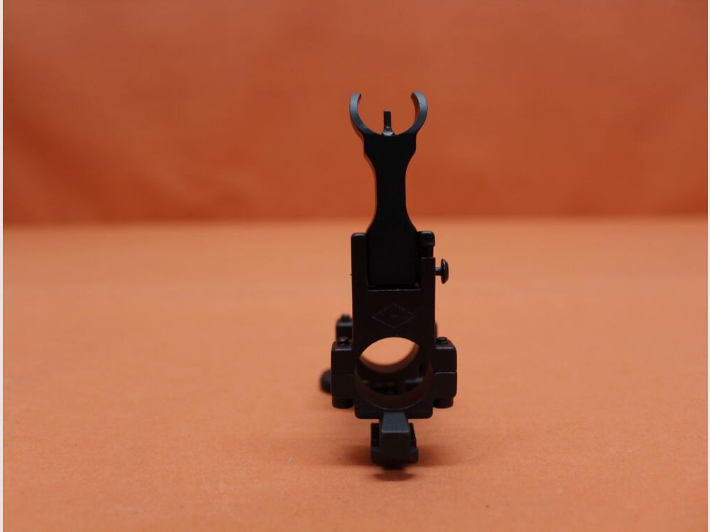 Yankee Hill Machine AR-15 : Assemblage de visée avant rabattable avec capot YHM avec support à baïonnette monté par boulon.750" ID Acier mat
