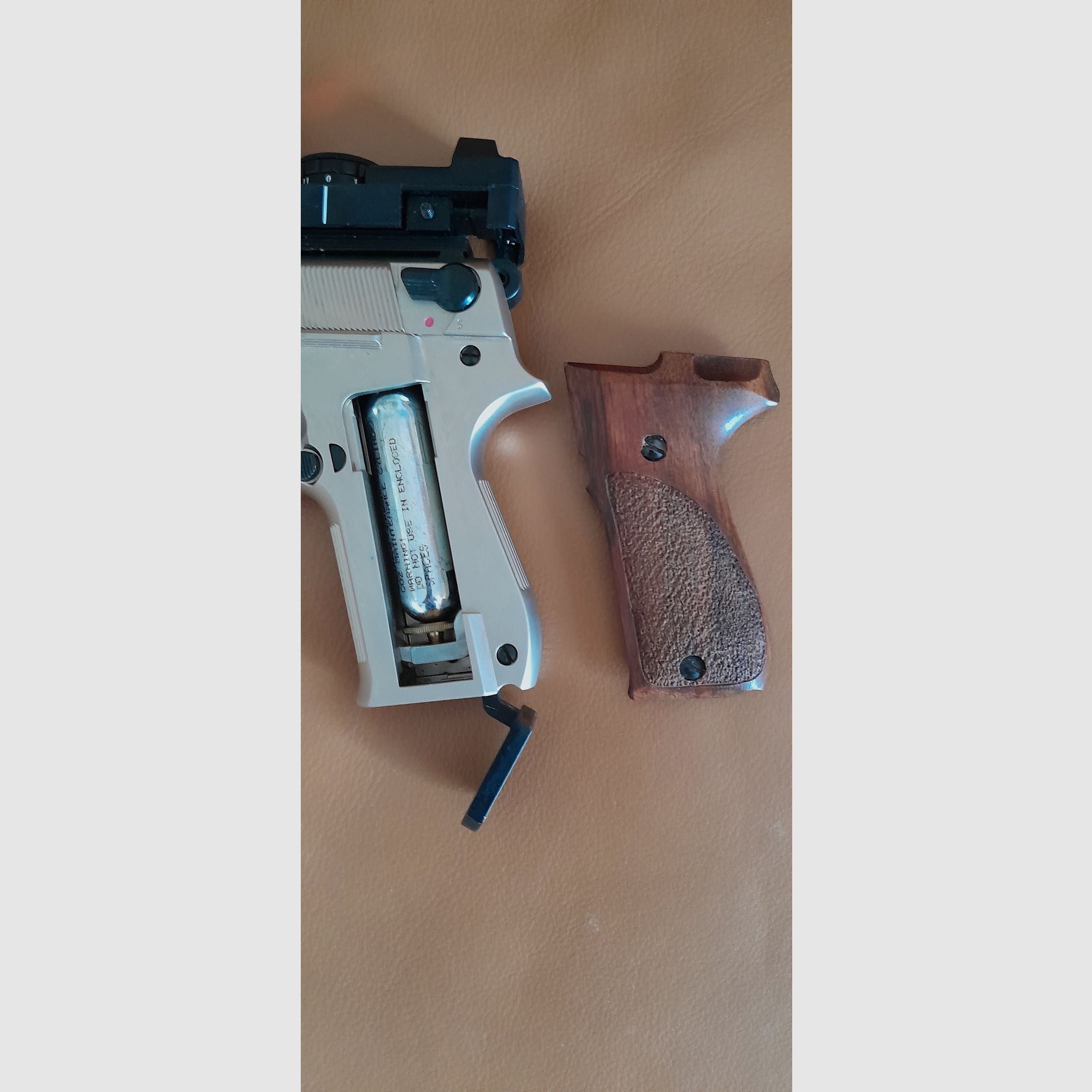 Vernickelte Walther CP88, CO2-Pistole, mit Echtholzgriffschalen und Rotpunktvisier