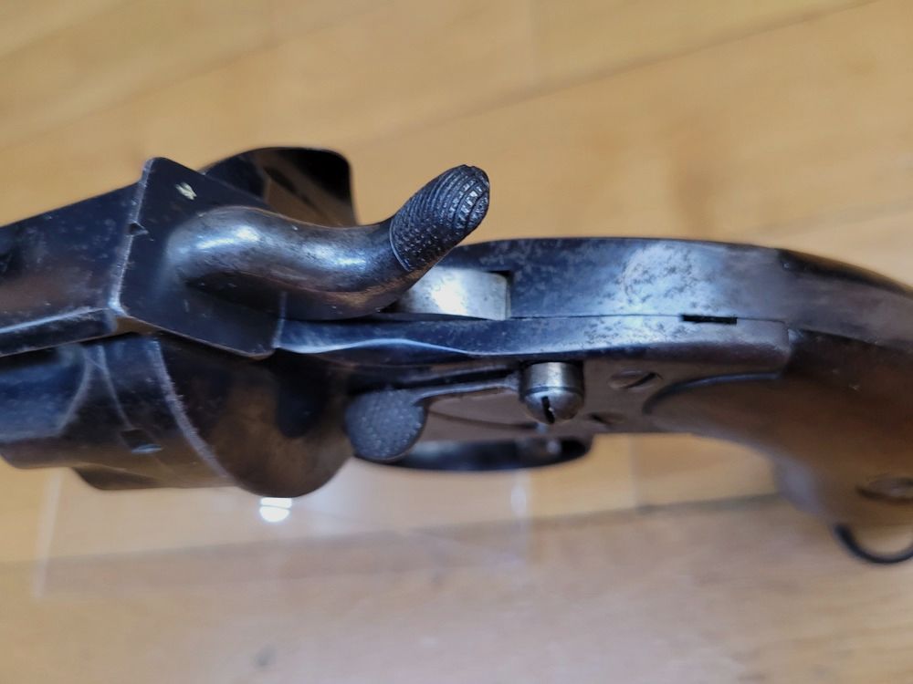 Sehr schöner Reichsrevolver 1883 – Kal. 10,4 original – Herstellung Erfurt von 1893 – Schöne reguläre Stempel – 80% seiner ursprünglichen glänzenden Brünierung – Wunderschöner Lauf und Kammern – Waffe mit einer Matrikelnummer – Seltenes originales Schneider Briegl-Futteral – TBE+, Bild 14 von 27