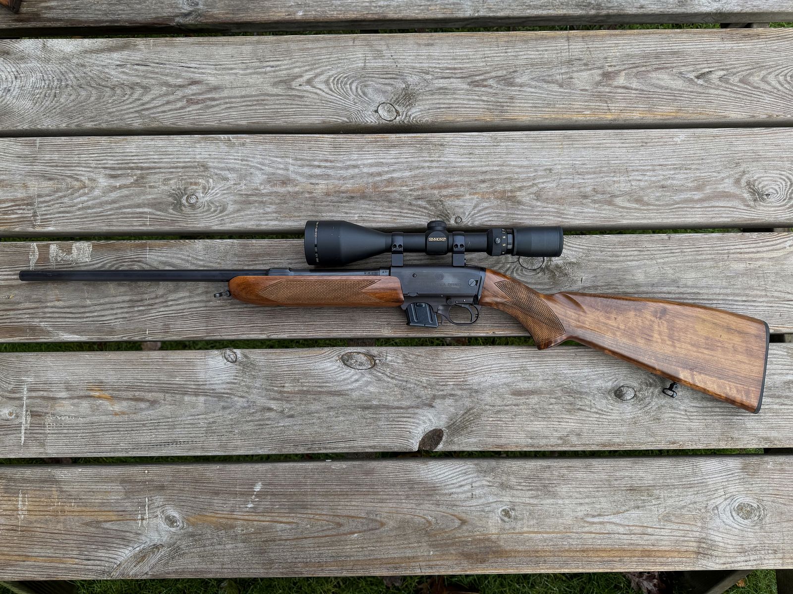 Selbstladebüchse ZKM-611 in .22 Magnum, mit Zielfernrohr und Montage