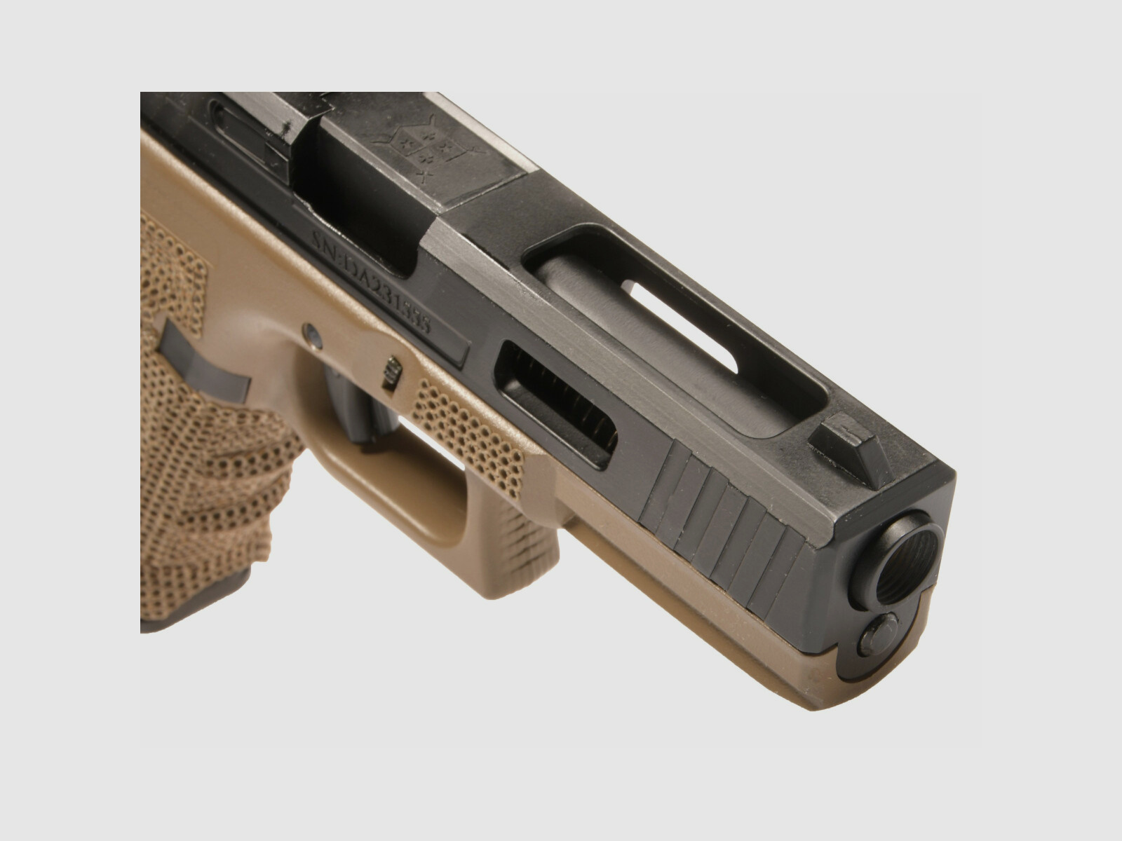 P02 GBB Airsoft Pistool met Grip Stippling in Tan | Delta Armory