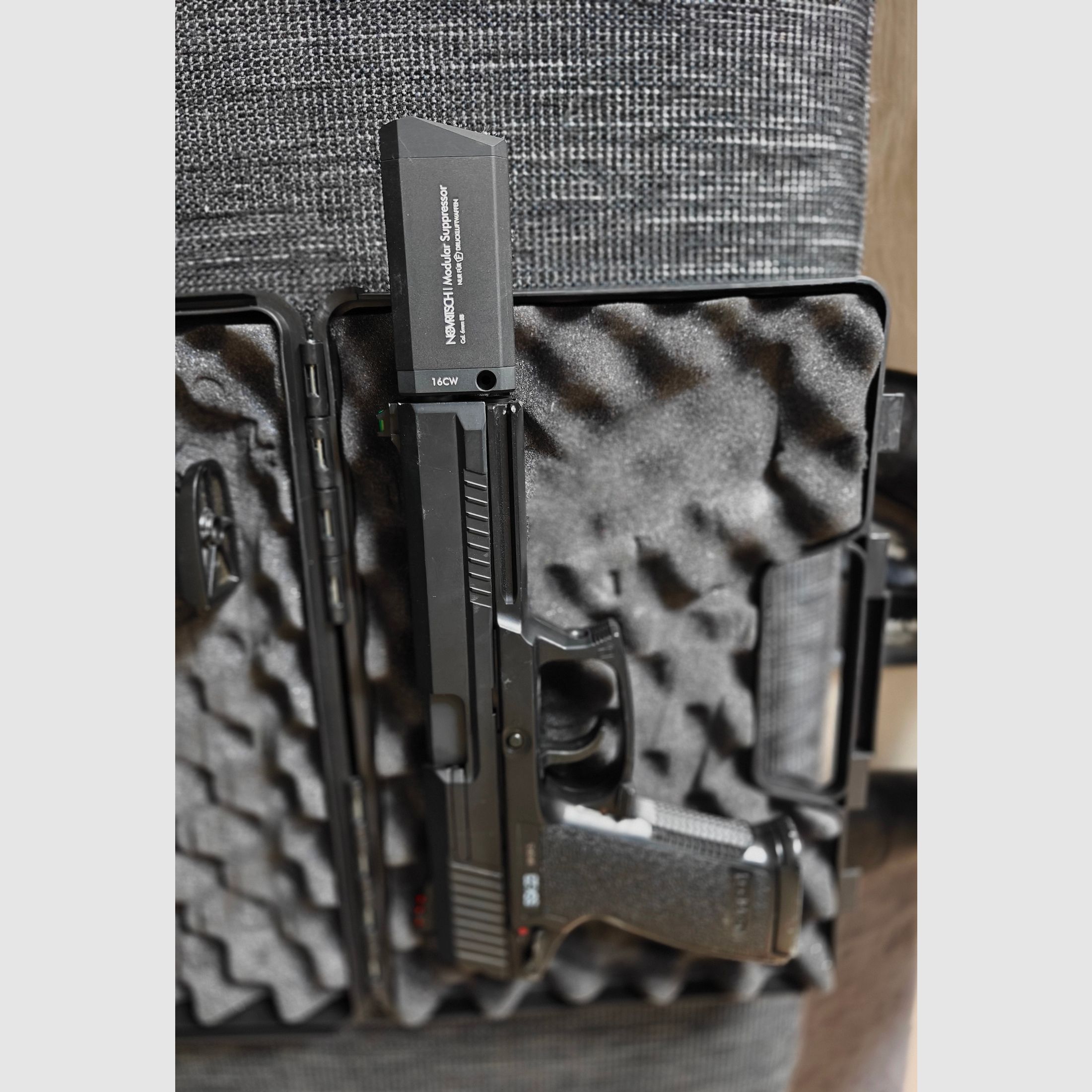 Novritsch SSX23 Gas Airsoft Pistole plus Zusatzmagazin und Silencer