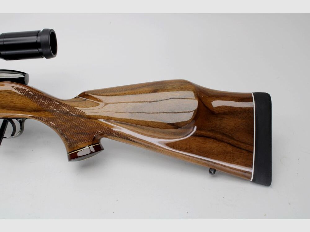 Re. Büchse Weatherby Mark V mit hochwertigem Lackschaft und Mündungsdämpfer .460WeathMag