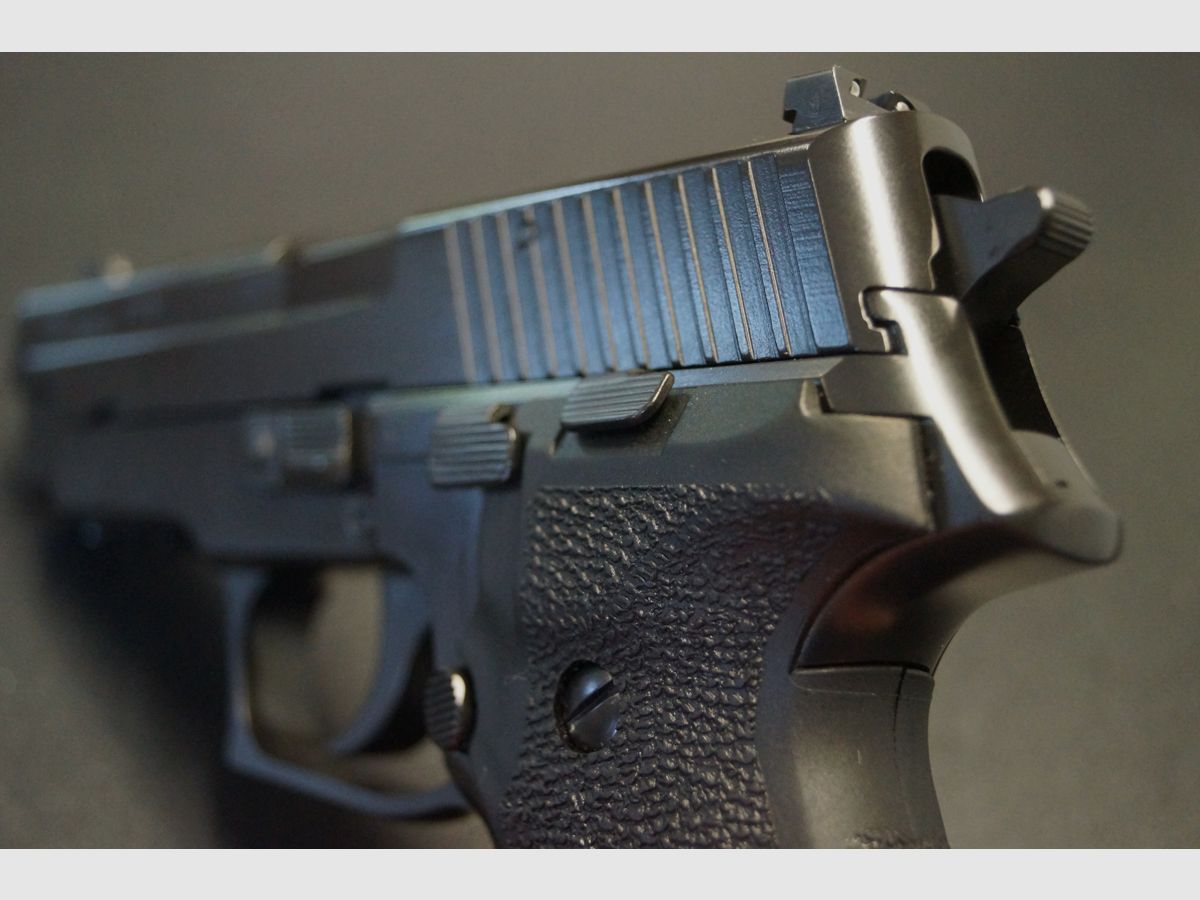 Sig Sauer P226, image 3 of 4