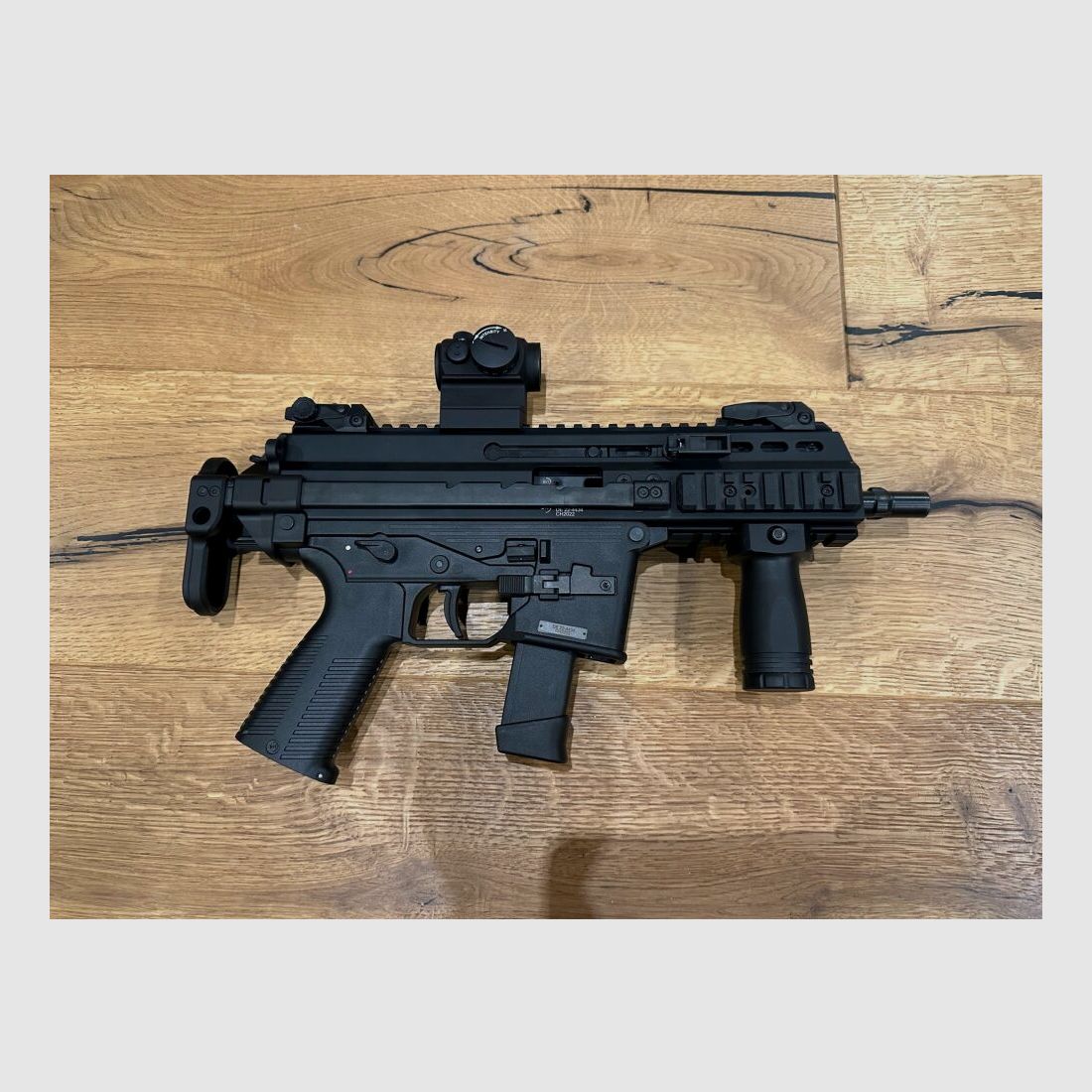 Brügger & Thomet APC 9 Pro G z teleskopową kolbą i Aimpointem