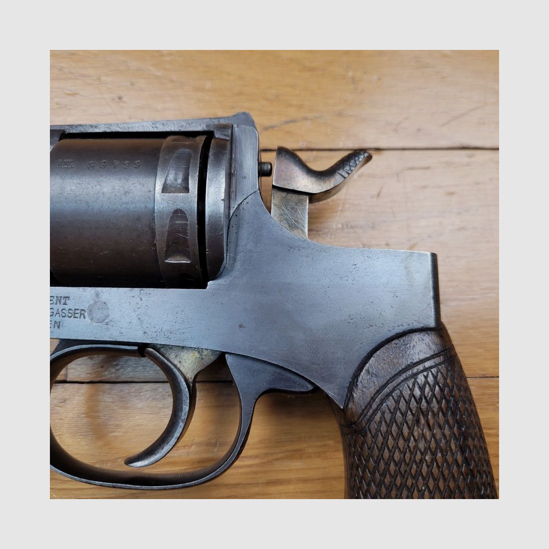 Mooie revolver Rast & Gasser Mod 1898 – kaliber 8 mm Gasser – Reglementair – 8-schots trommel – een van de laatste fabricages tijdens de Eerste Wereldoorlog – Chroom Mobylène staal – goede originele bluing – Uitstekende mechanica – Top indexering en speling – TBE+, afbeelding 4 van 19