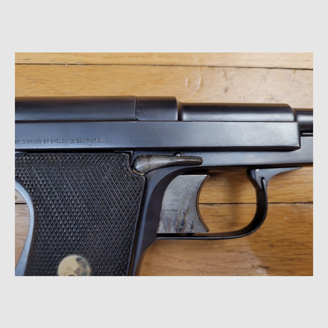 Martial und sehr seltener Pistol Le Français Typ Armee des ersten Typs – Weniger als 600 produzierte Waffen – Kal. 9 Browning Long – Art Déco Perle – Bemerkenswerte Ausführungen – Originale, steife Brünierung – Perfekte Griffschalen – Spiegelkanal – Sehr angenehmer Abzug – Ein echtes französisches Parabellum – Museumszustand!, Bild 8 von 26