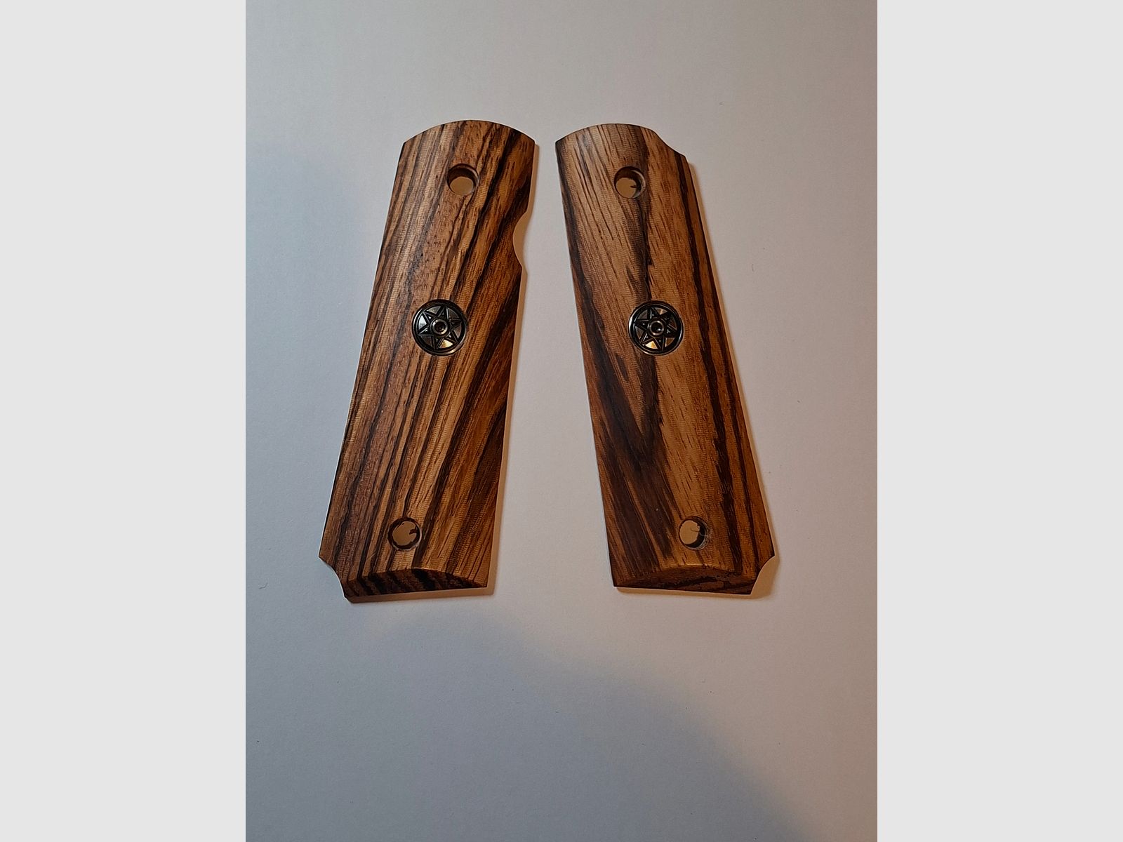 Okłady chwytowe Cold 1911, patrz zdjęcie.