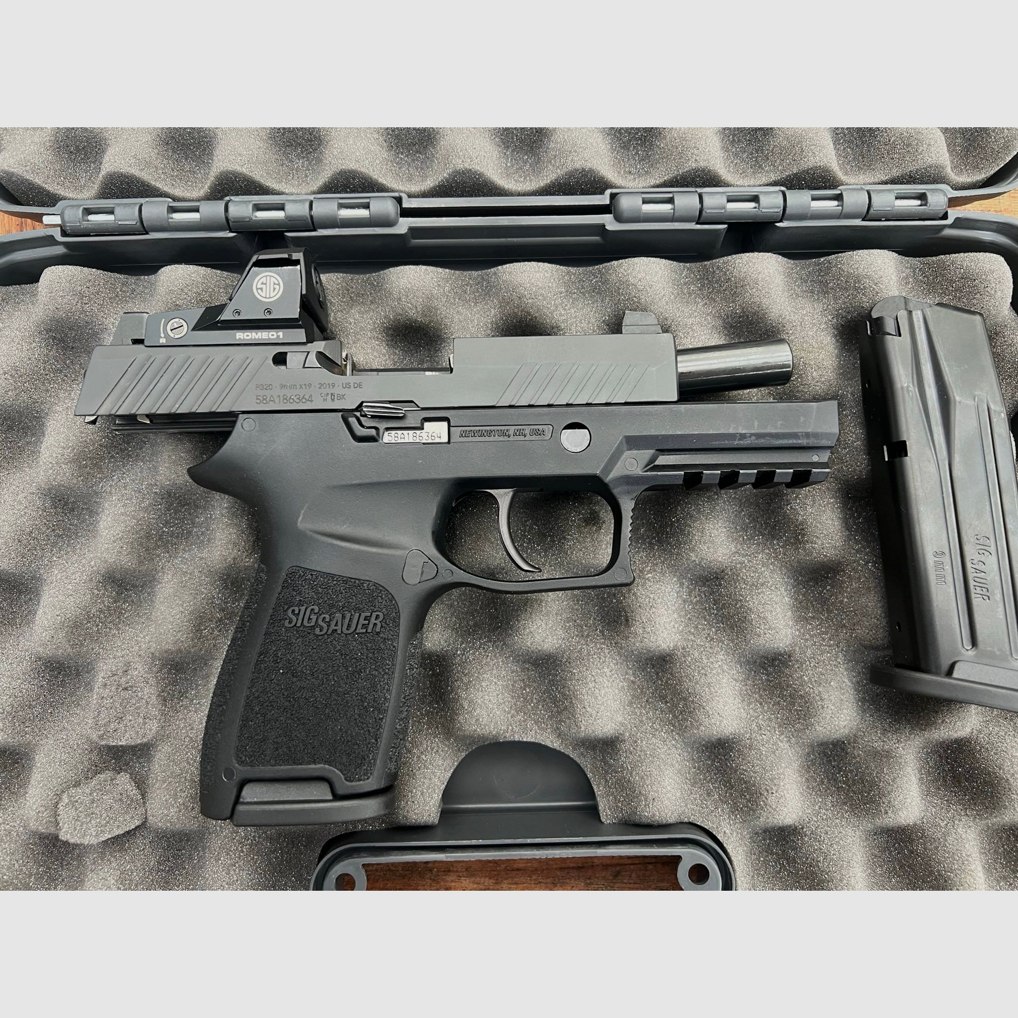 Semi-automatic pistol SiG P320 RX Compact with ROMEO 1 red dot sight. As a complete weapon or exchange system (see below).