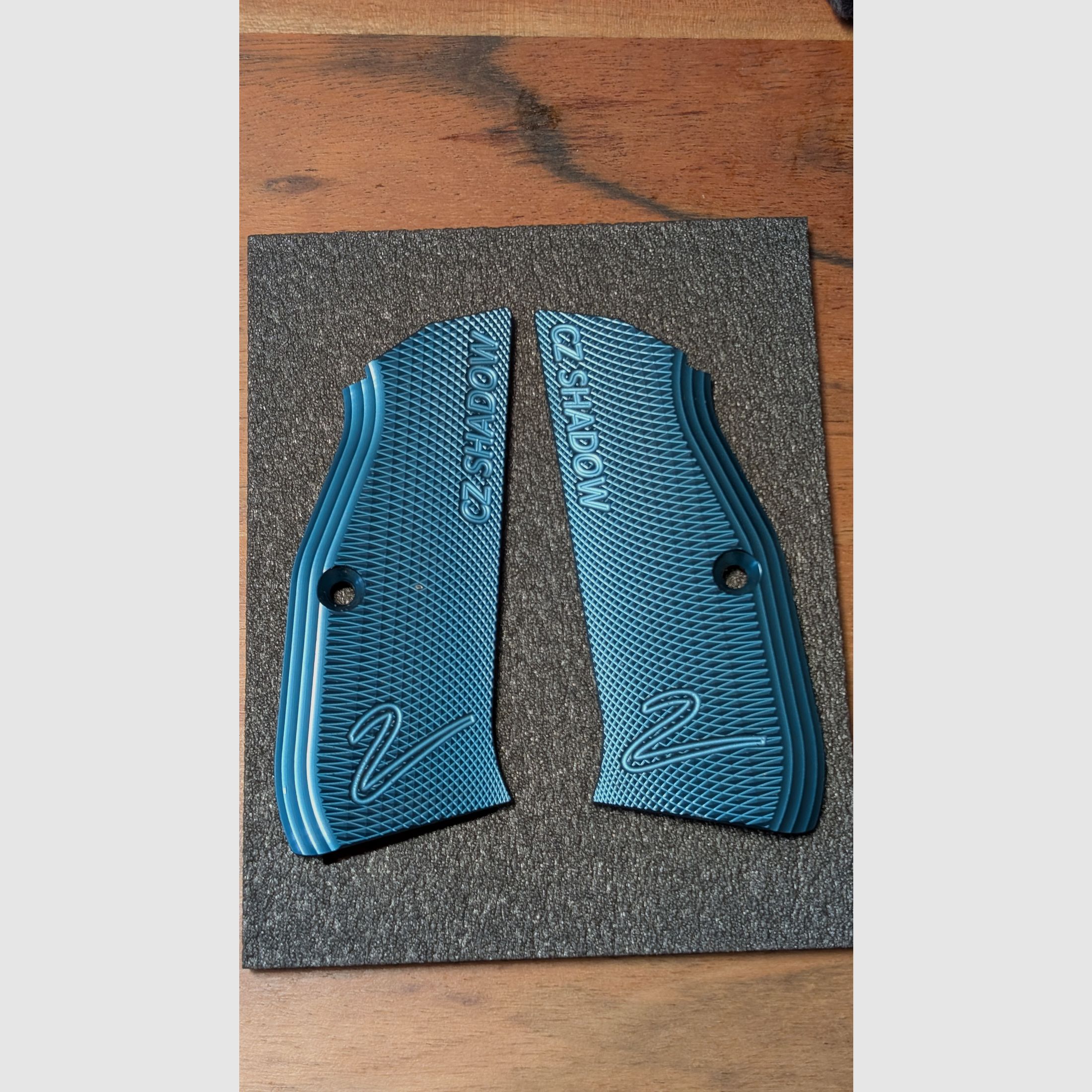 Originele CZ Shadow 2 grip panels in blauw