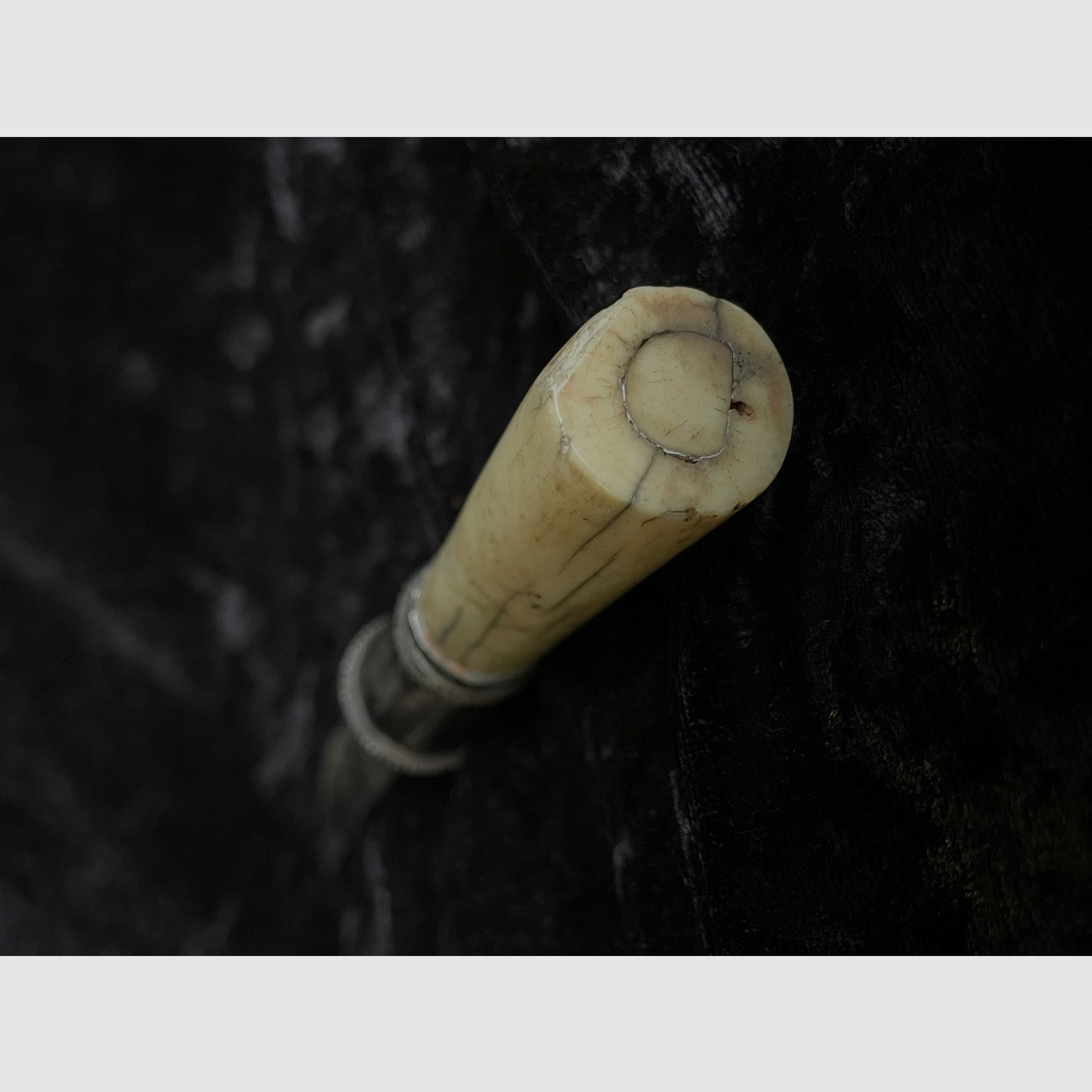 Antyczny srebrny nóż Dha – Myanmar (Birma) XIX w. – uchwyt z morskiej kości słoniowej/kości