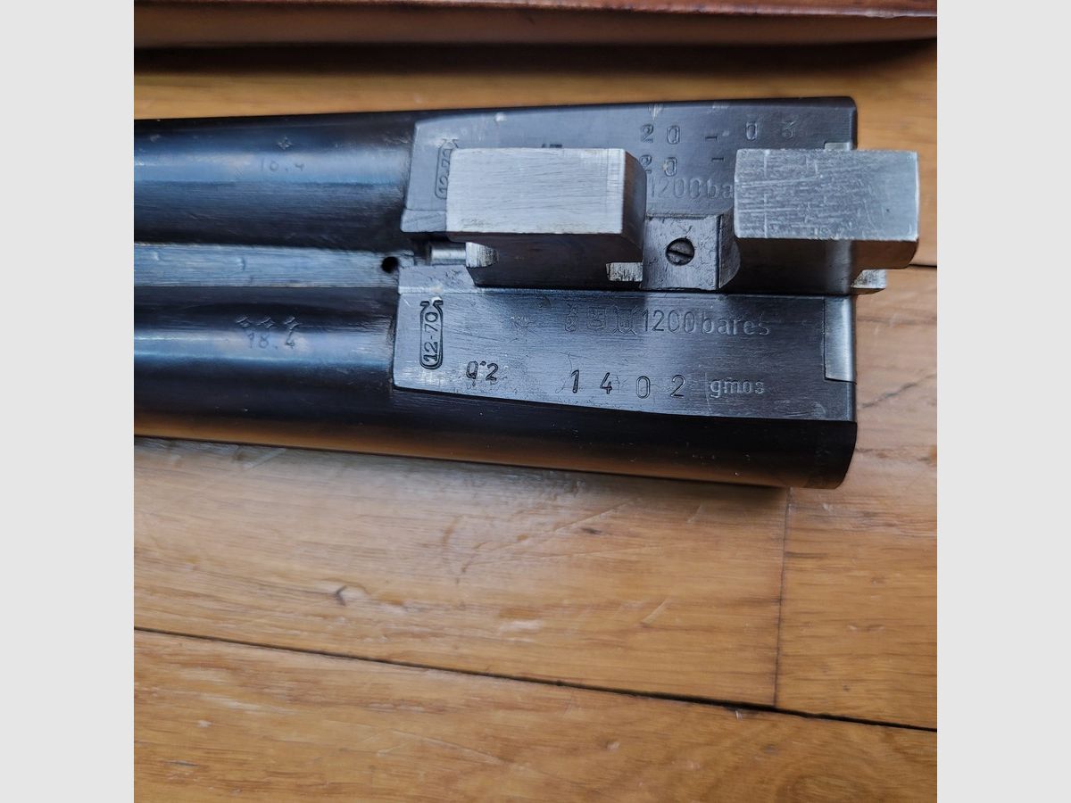 Sehr schönes Seitengewehr mit externen Hahn – In 12/70 – Von Victor Sarasqueta unter der Marke Ego – Echte Schlagplatten (!) – Hoher Verarbeitungsgrad – Pistolengriff mit Wiener Backe aus geöltem Nussbaum ohne die geringsten Makel – Große Reserve im Schlüssel – Spiegelkanonen mit perfekter Brünierung – Prüfung 1200 bar -Neuwertig, Bild 36 von 38