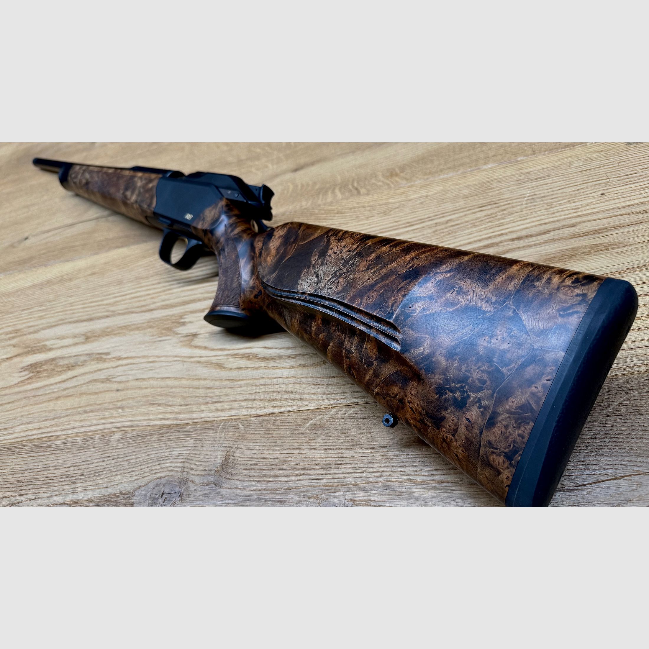 Blaser R8 Custom Schaftholz HK 9-10 / mit vielen Goldelementen / Standardkaliber nach Wahl / TRAUMWAFFE