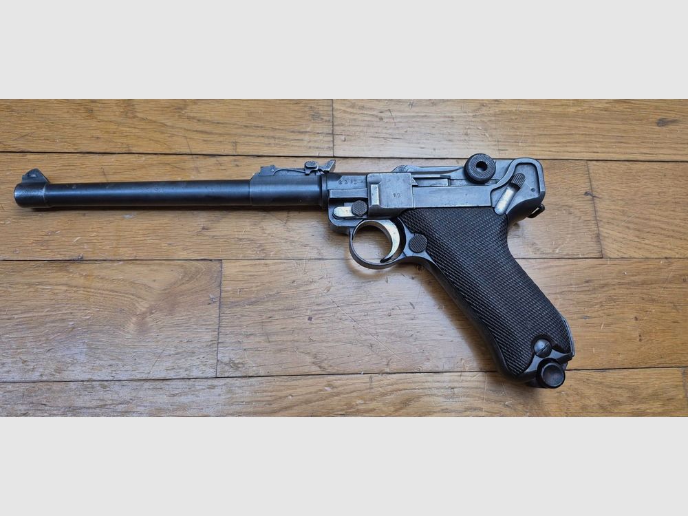 Bardzo ładny Luger artyleryjski P08 – Broń z 1917 roku – Lufa 8 cali (20cm!) – Produkcja DWM – Całkowicie monomatyczny (z wyjątkiem magazynka, który jest z epoki) – Kal. 9×19 – Regulowane przyrządy celownicze pierwszego typu – Bardzo ładne okładziny – Brązowanie z epoki wciąż na poziomie 80% – Wspaniała lufa TBE+, zdjęcie 2 z 22
