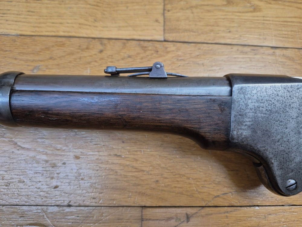 Mythologische und sehr seltene Spencer M1865 Repetierbüchse (nicht 1860!) – Kal. .56-50 – Waffe der US-Kavallerie, der Indianer und des Krieges von 1870! – Seltene Spencer-Fertigung in Boston – Sehr schönes Holz und Markierungen – Perfekte Mechanik – Makelloser Lauf – Sammlerwaffe und Teil der großen Geschichte in TBE ++!, Bild 9 von 43