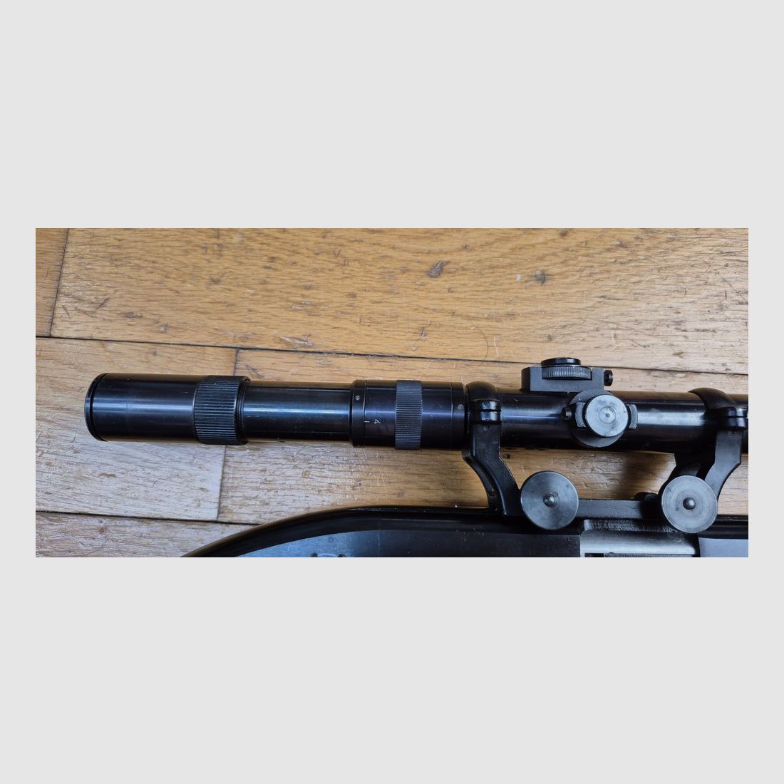 Très belle carabine Winchester Model 77 – Arme semi-automatique en cal. 22LR – La compagne du jeune américain d&rsquo;après guerre – Arme idéale de chasse à la vermine et ennemie personnelle de toute canette ! – 8 coups – Très belle fabrication Winchester New Haven de 1962 – État plus que très bon – TBE++, image 35 sur 41