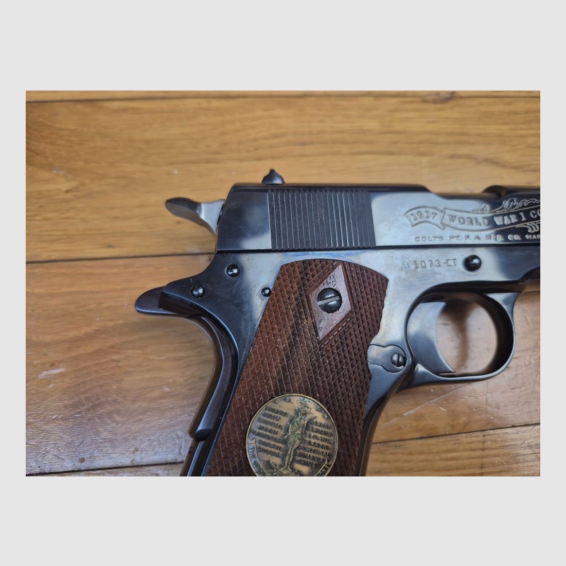 UNIQUE! Rarissime Colt 1911 (geen 1911 A1) – Herdenkingsstuk van de Slag bij Château-Thierry 20 juli 1918 – Wapen uit 1968 – Uitzonderlijke kwaliteit in Pre Series 70 – Luxueus gegraveerd en geblauwd en 100% operationeel – Zeldzaam stuk in Europa in zijn originele tentoonstellingsdoos – Als nieuw!, afbeelding 28 van 33