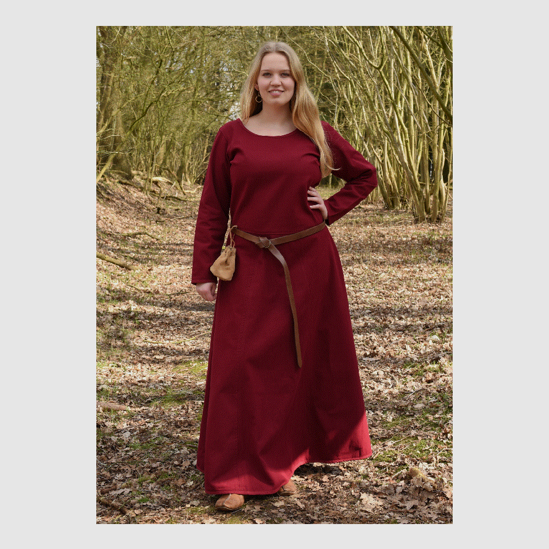 Robe médiévale simple Afra en toile robuste, bordeaux