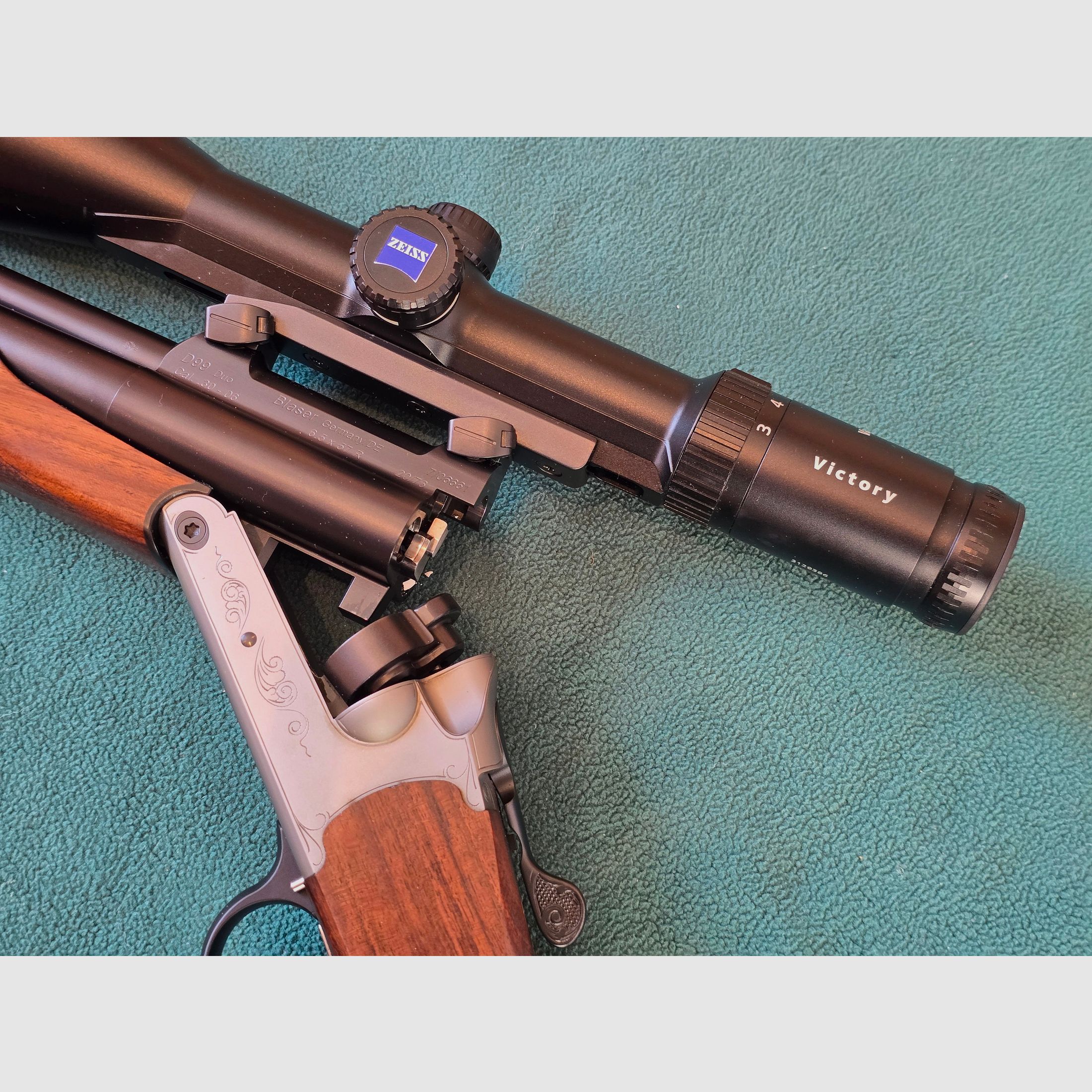 Blaser D99 Duo mit Blaser Sattelmontage und Zeiss Varipoint 3-12 ×56 Leuchtabsehen
