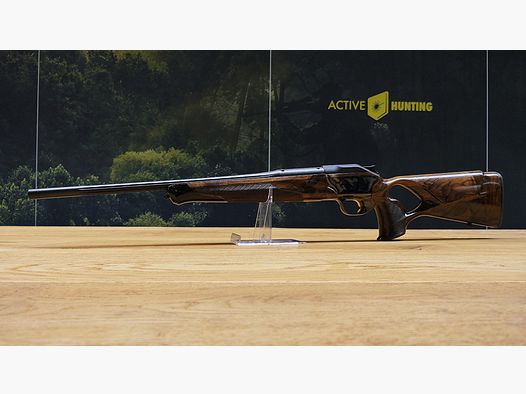 Blaser R8 mit Bunthärtung / Stahlsystem / kannelierter Lauf .308 / Stahlkugel gerändelt mit Blume und Goldlinie / goldener Verschlusskopf /  TRAUM AUS HOLZ & STAHL