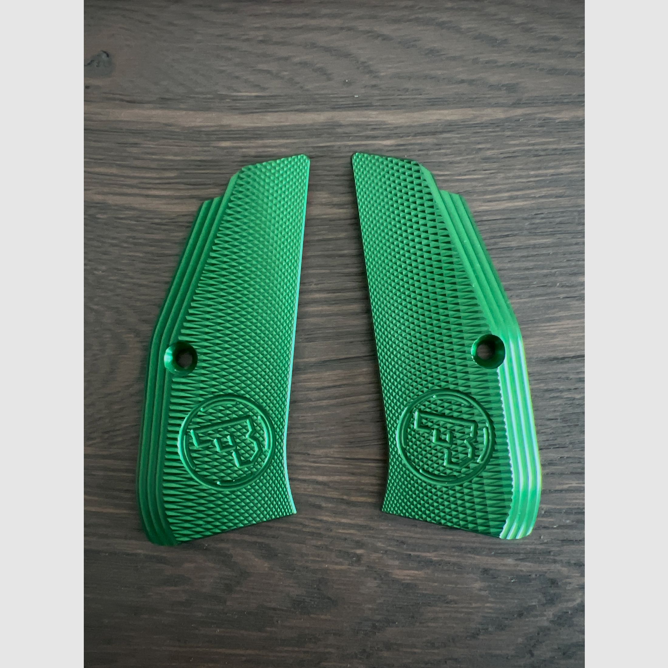 Original CZ Alu Griffschalen grün für CZ 75B & SP-01, CZ TS 2, CZ Shadow 2 lang