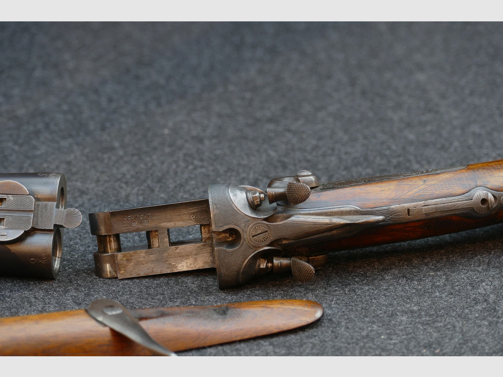 Hahnbüchsflinte aus Ferlach, Kal. 8×57 R‑360 / 16/65, Zielfernrohr Kahles Wien H/4×, Leder‑Passkoffer, Matrizen, Hülsen und Geschosse (173)