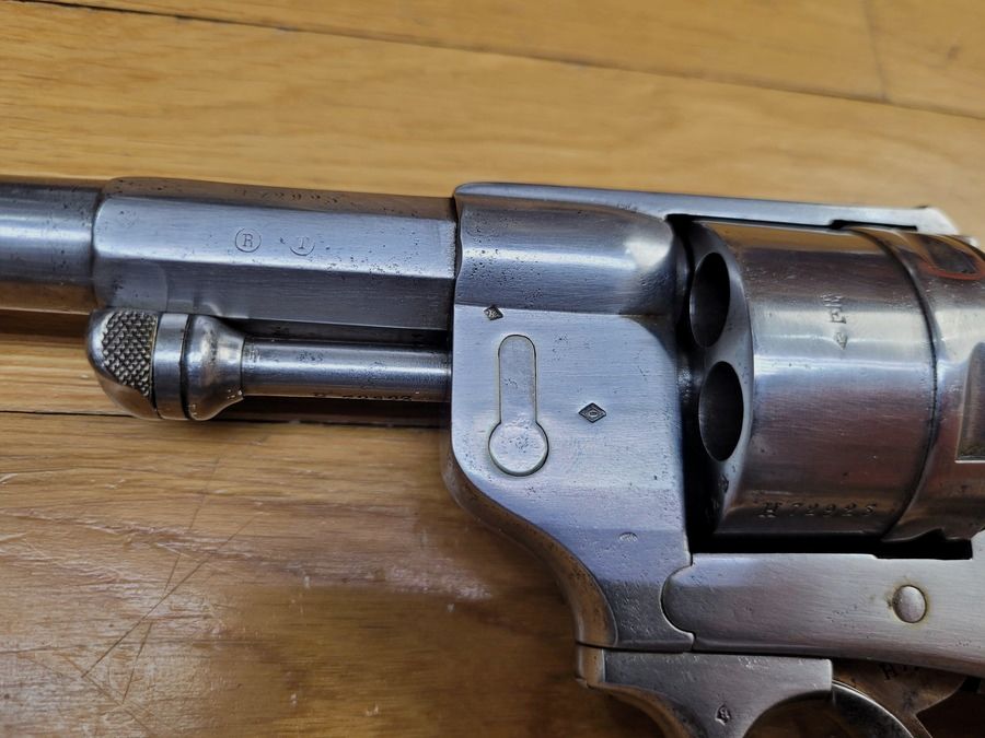 Piękny rewolwer służbowy Model 1873 – kal. 11mm73 – w pełni zgodny numer seryjny – wciąż w oryginalnym słomkowym żółtym! – MAS w 1882 – Dobra mechanika i bardzo ładna lufa – Bardzo dobry stan, zdjęcie 23 z 31