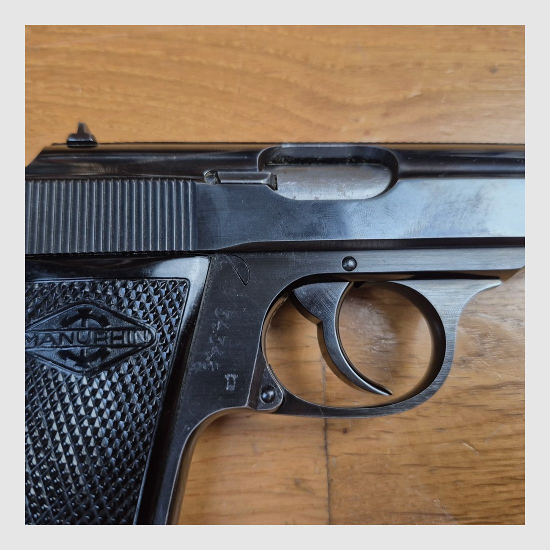 Sehr schöner Walther PP von Manurhin unter exklusiver Lizenz von Walther – Kal. 7,65mm – 2 Originalmagazine – Sammlerstück in Originalbox mit Anleitung, Zielscheibe und Reinigungsset – Seltenes Exemplar von 1954! – Perfekte Mechanik – Neuer Spiegel-Lauf – Zustand nahezu neu – TBE++, Bild 25 von 28