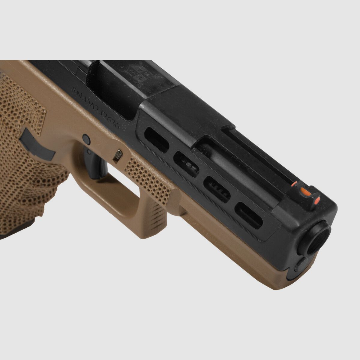 P06 GBB Airsoft Pistol con Grip Stippling in Tan | Delta Armory