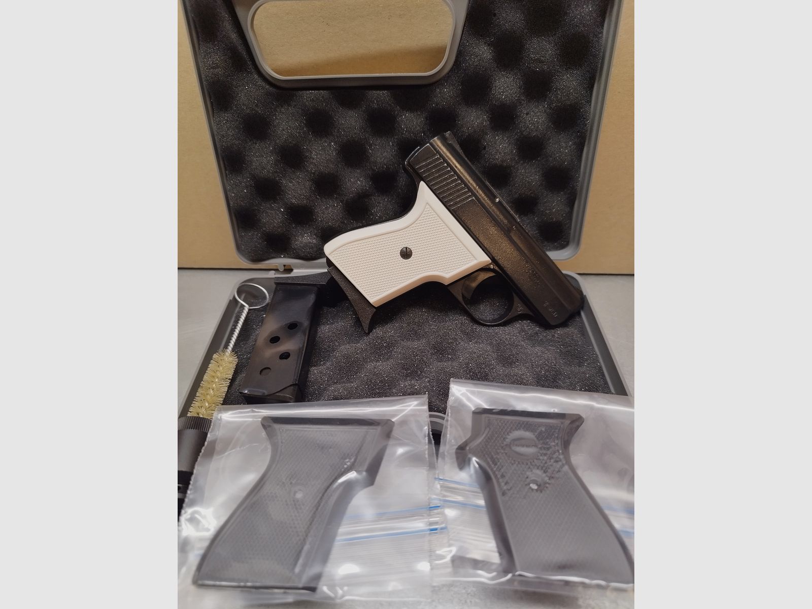 Record Mod. 15-9 Snowflake Schreckschuss Pistole 9mm brüniert inkl. Reservemagazin & Griffschalen Schwarz !!Neuware!!