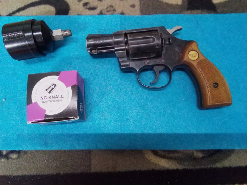 Biete einen Revolver Modell Cobra.Kaliber 9mm/380knall